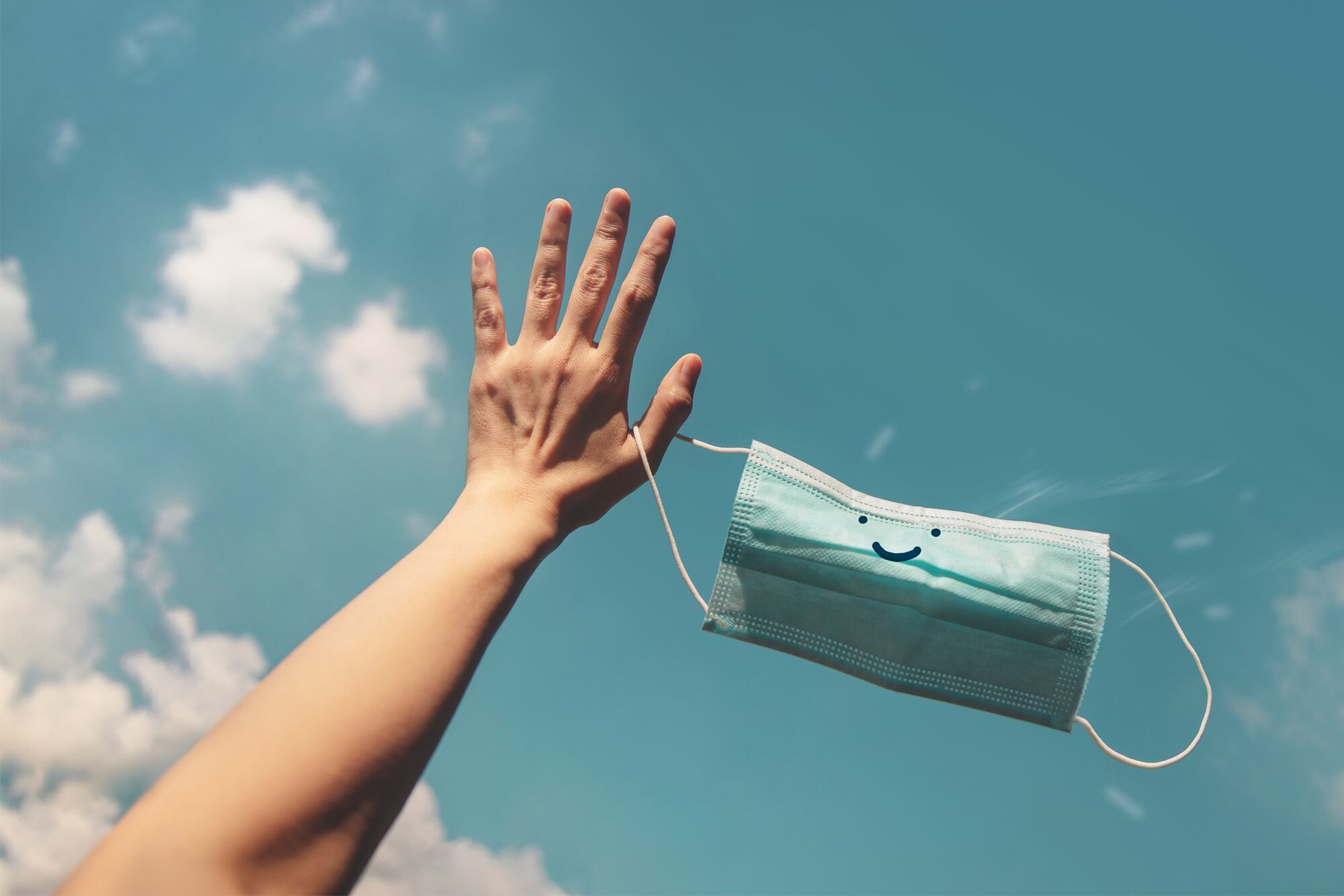 Usar una mascarilla N95 o quirúrgica puede minimizar la exposición a partículas dañinas en el aire