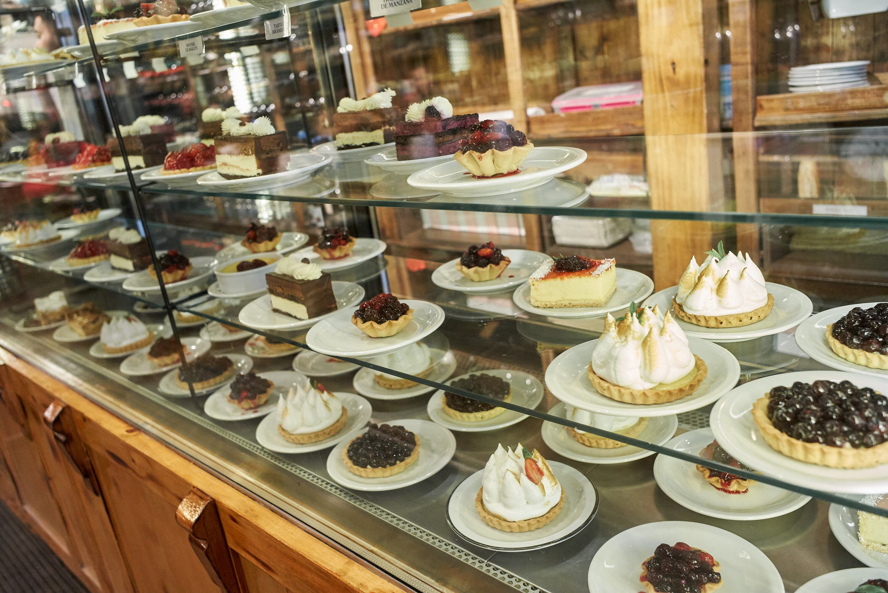 El almacén es famoso por sus medialunas y sus postres