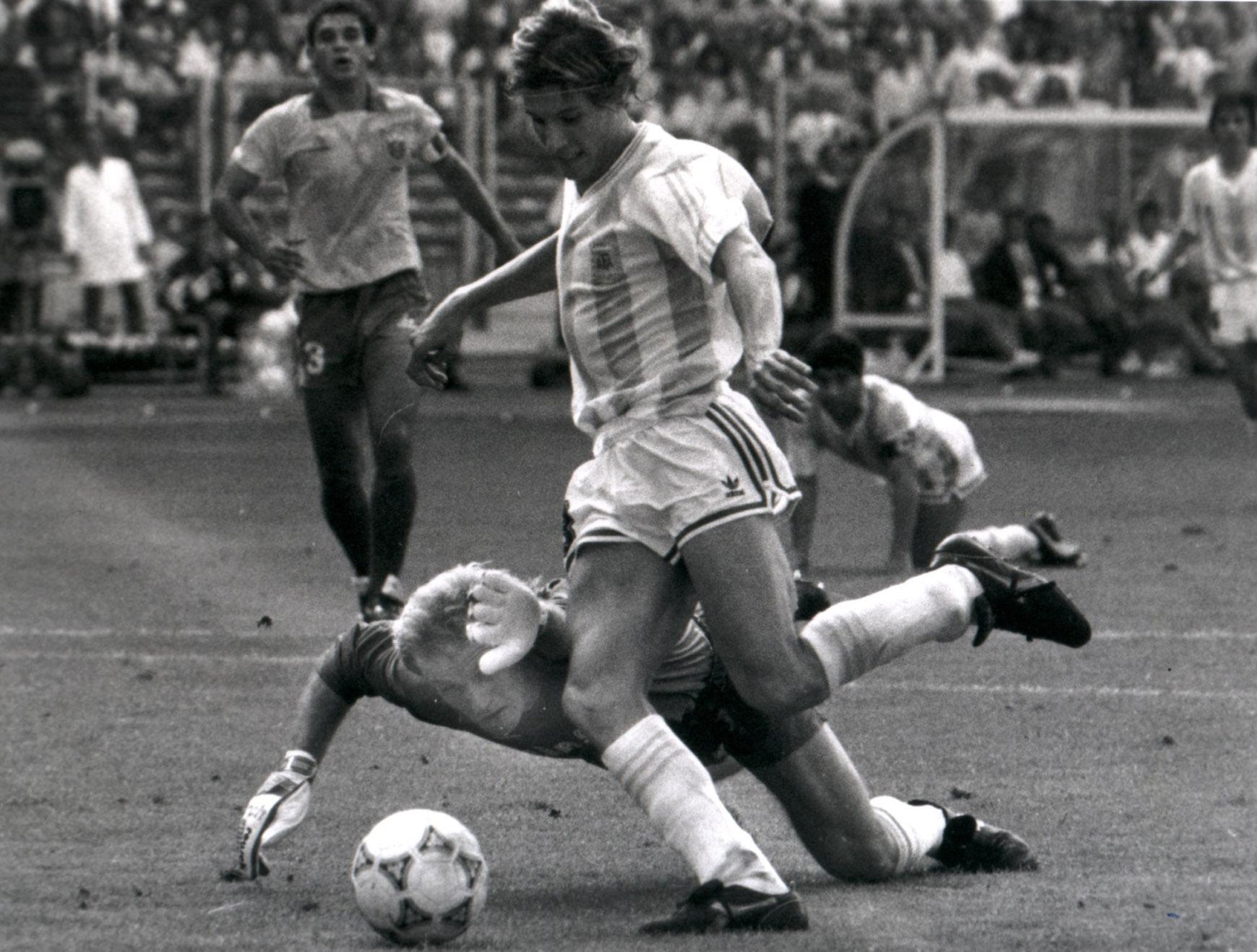 La emblemática gambeta de Caniggia a Taffarel en el Mundial de Italia 90; Diego mira la definición gateando en el piso