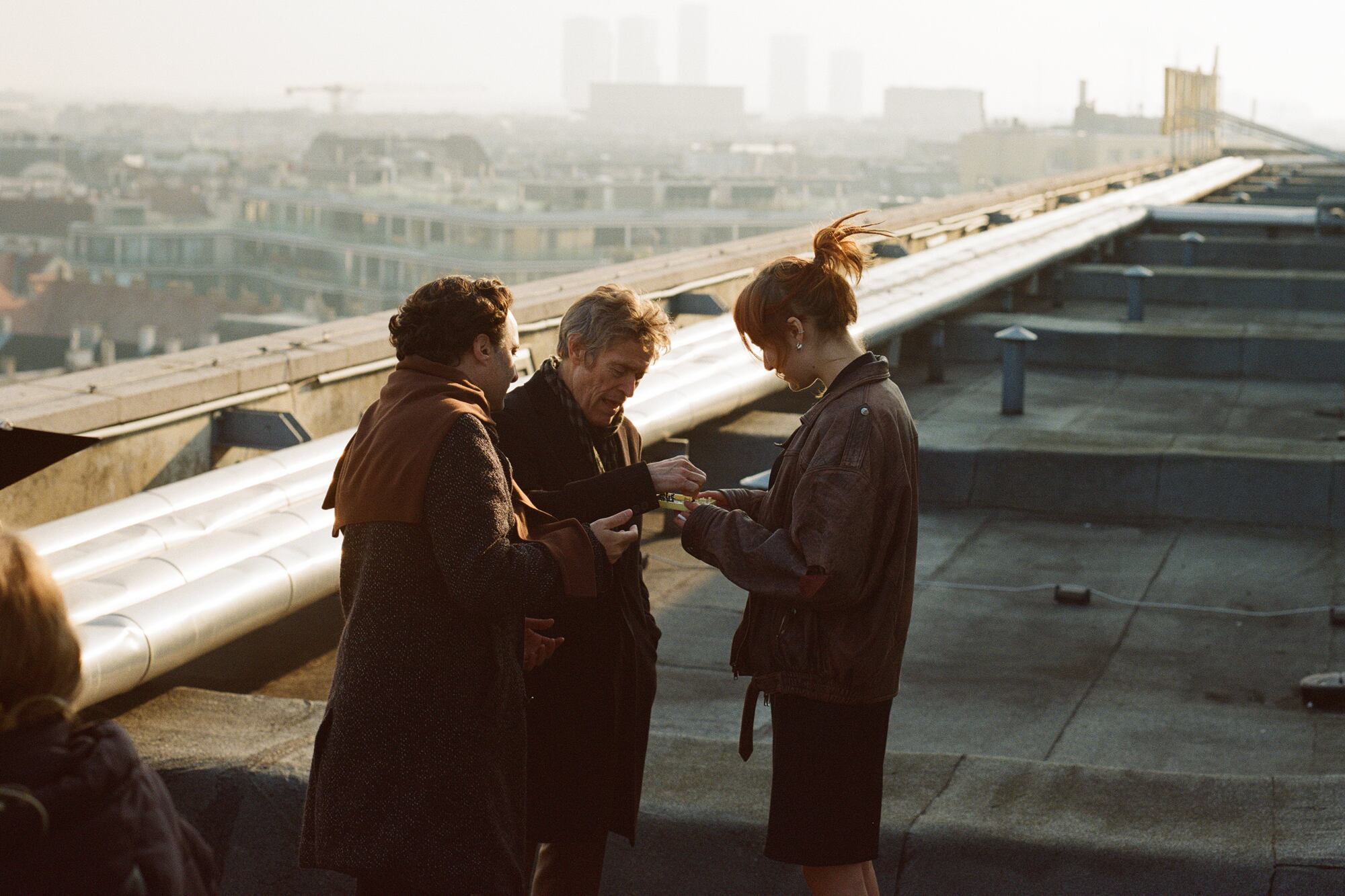 Willem Dafoe y Gastón Solnicki en el rodaje de la película Le Souffleur