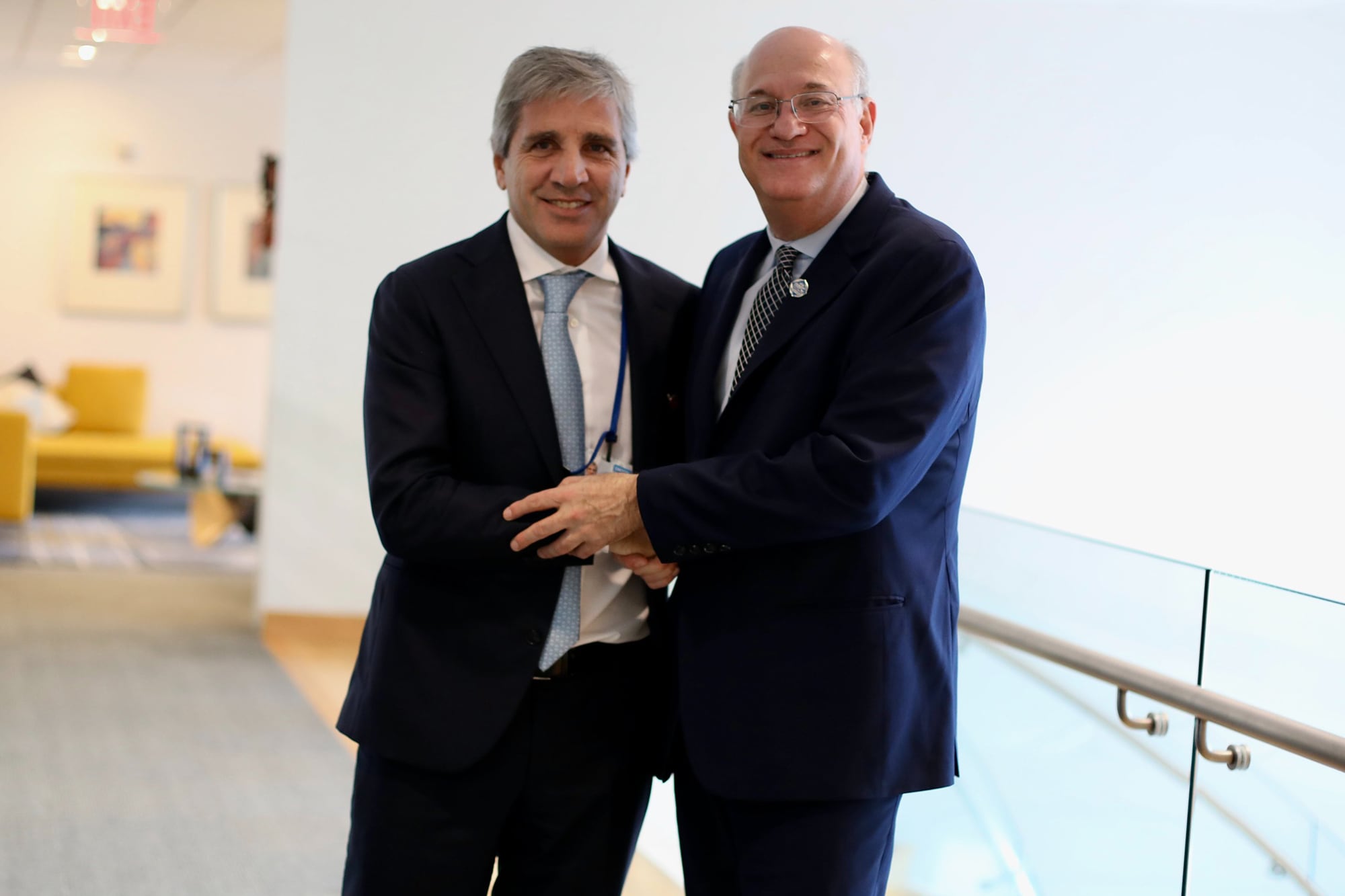 El ministro de Economía, Luis Caputo, con el presidente del Banco Interamericano de Desarrollo (BID), Ilan Goldfajn, en Washington.