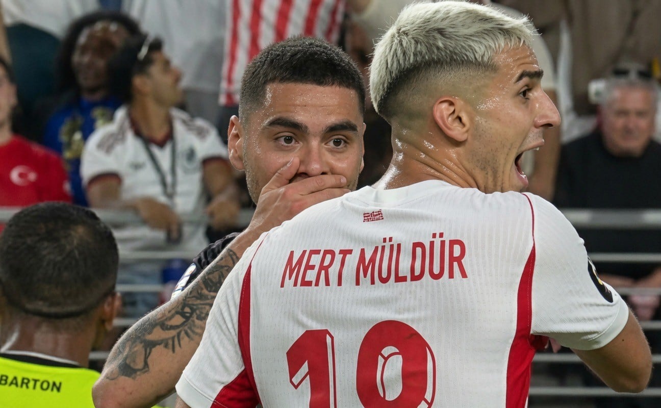 El momento en el que Miguel Almirón le dijo algo a Mert Muldur tapándose la boca, lo que Gianni Infantino sugirió antes del Mundial que debía ser sancionado con roja