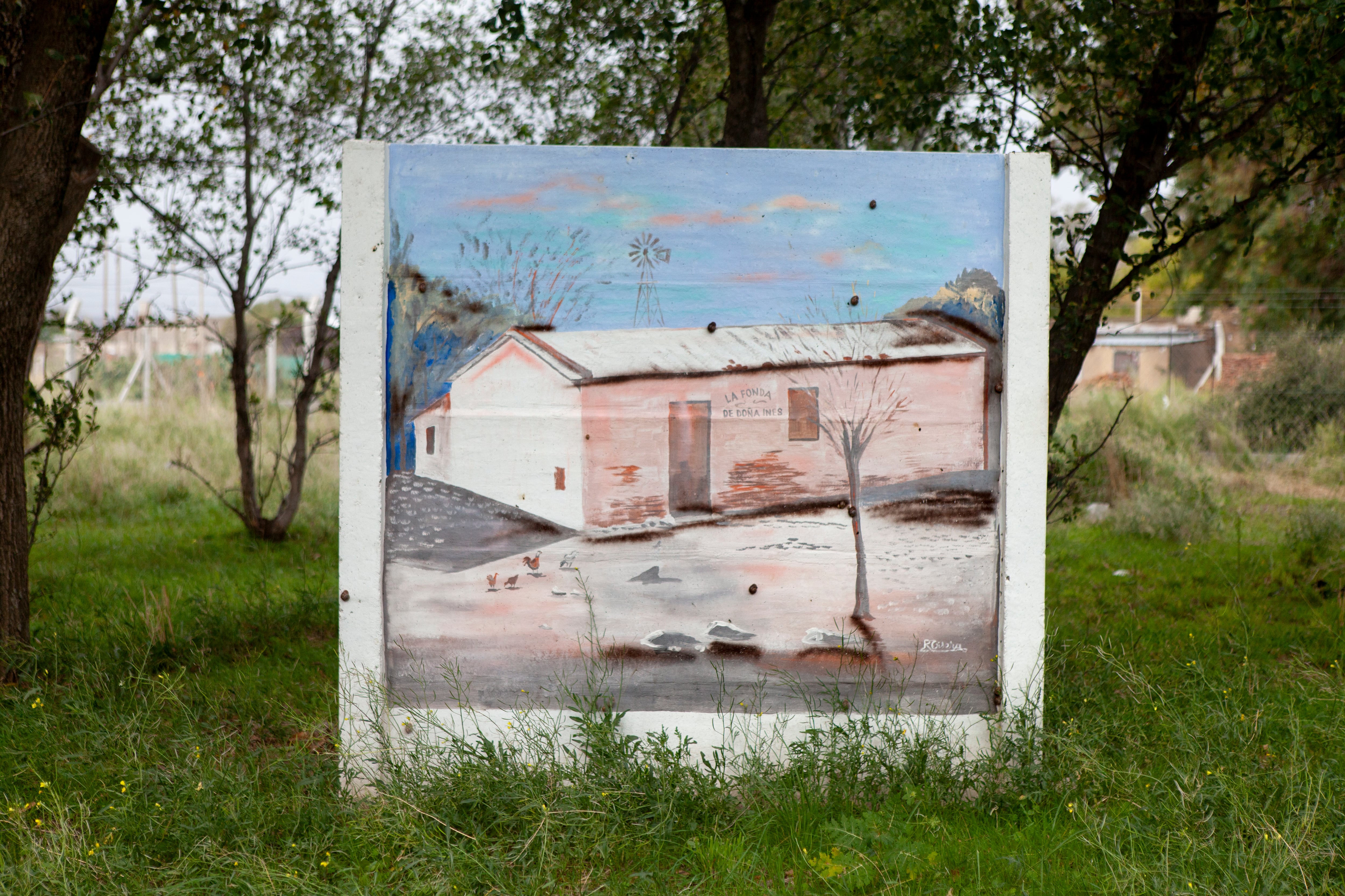 El pueblo está en medio del campo y al costado de la RP 67.