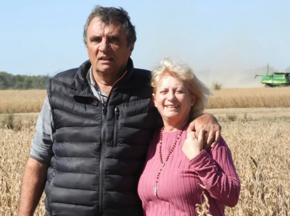 Héctor Capitanich junto a su mujer en uno de sus campos