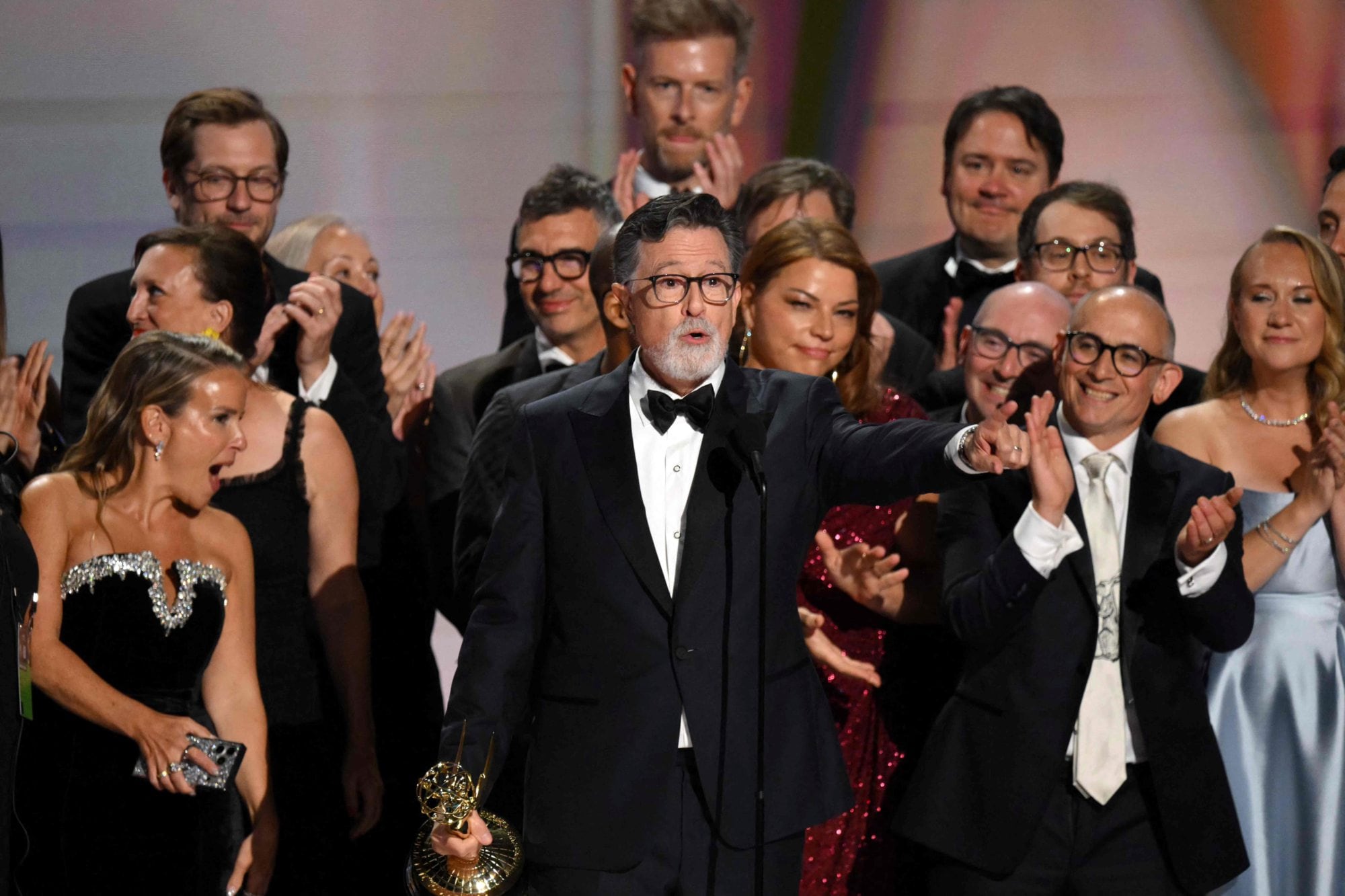 Stephen Colbert y su equipo recibieron su premio Emmy en un contexto muy especial: el pasado 21 de mayo fue la última emisión del ciclo de humor (que solía criticar al gobierno de Donald Trump), que fue cancelado por la cadena CBS
