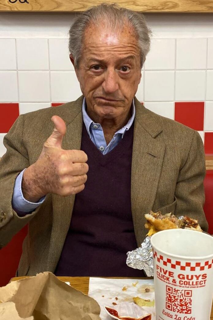 Una foto reciente del financista francés en una popular cadena de hamburgueserías. La compartió su hija Victoria en su cuenta de Instagram