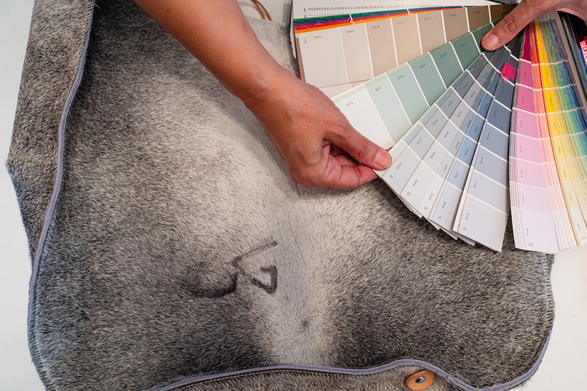 Cueros, lonas y pelos de vaca son los materiales que utiliza para el armado de sus bolsos XXL