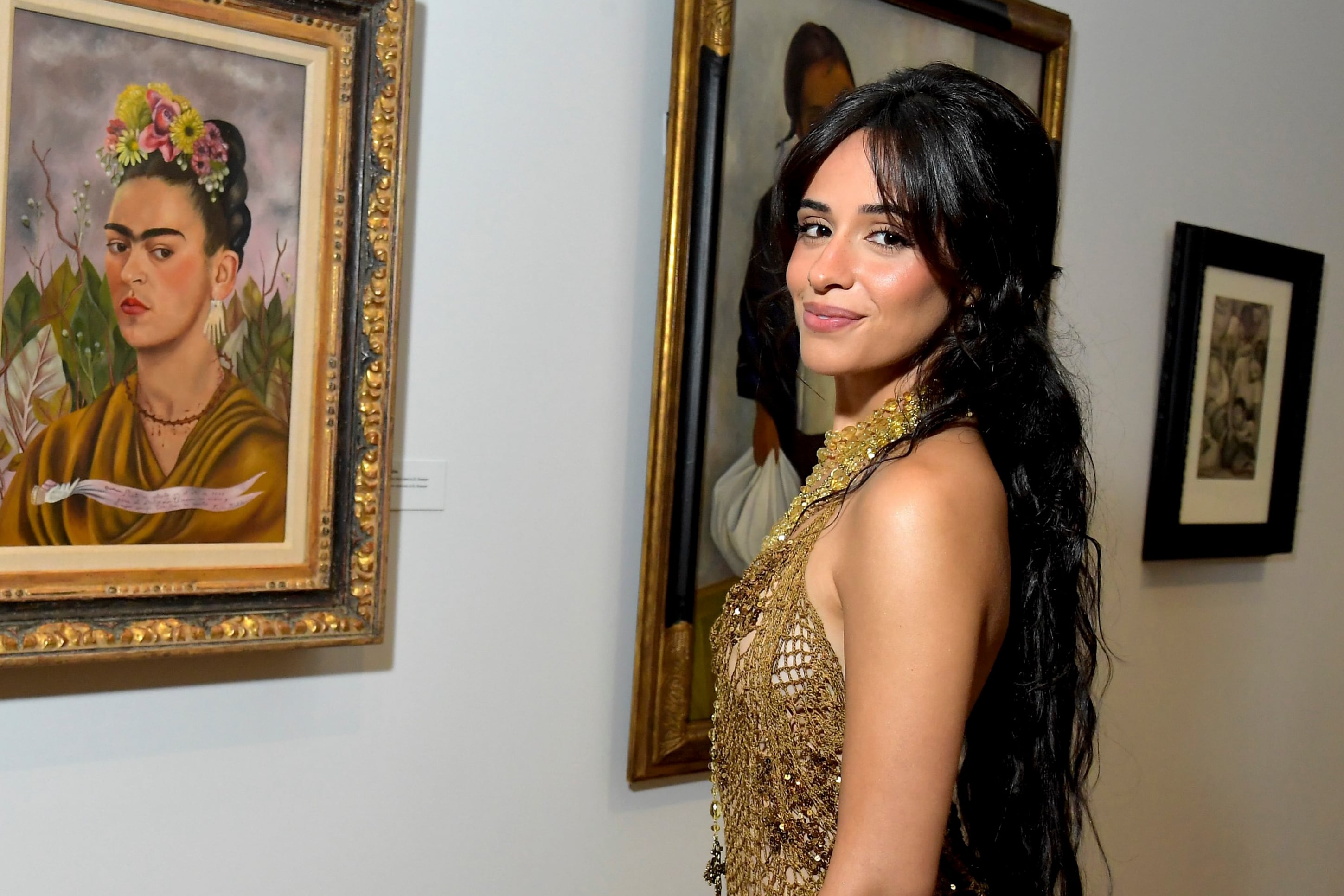 Camila Cabello frente a un Frida Kahlo