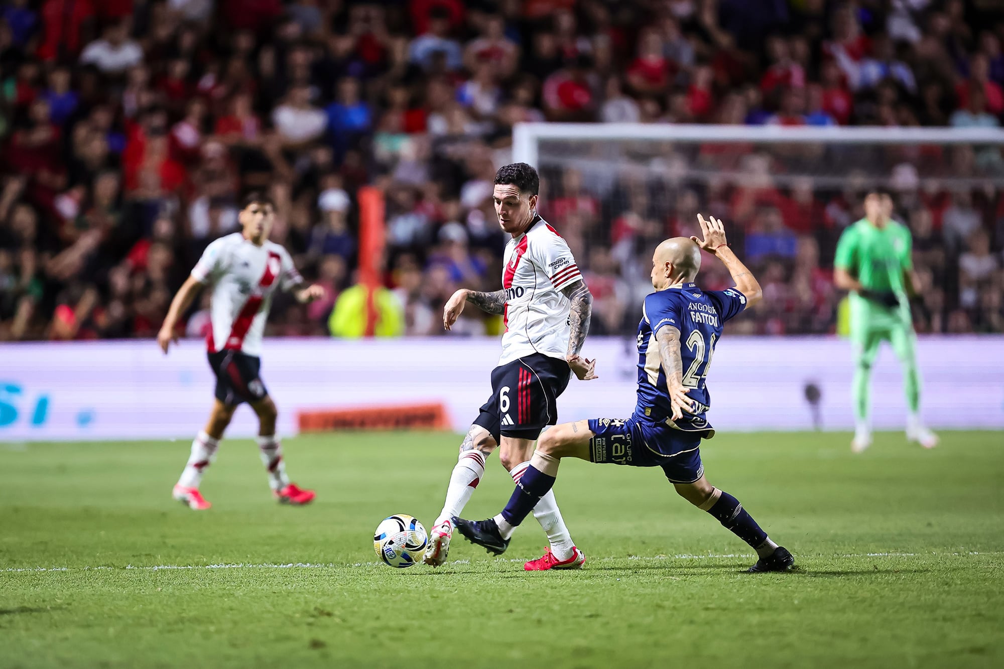 Argentinos Juniors vs. River, en vivo 6 Aníbal Moreno marcado por Federico Fattori
