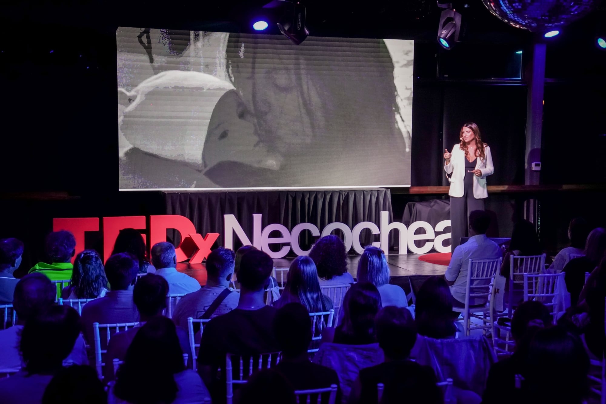 Le dieron un diagnóstico irreversible pero lucharon y su hijo logró avances extraordinarios: “No va a caminar, no va a hablar, no va a comer” 12 Dando una charla TEDx