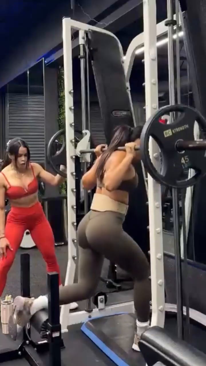 Las zancadas en máquina Smith permiten fortalecer los glúteos y los cuádriceps