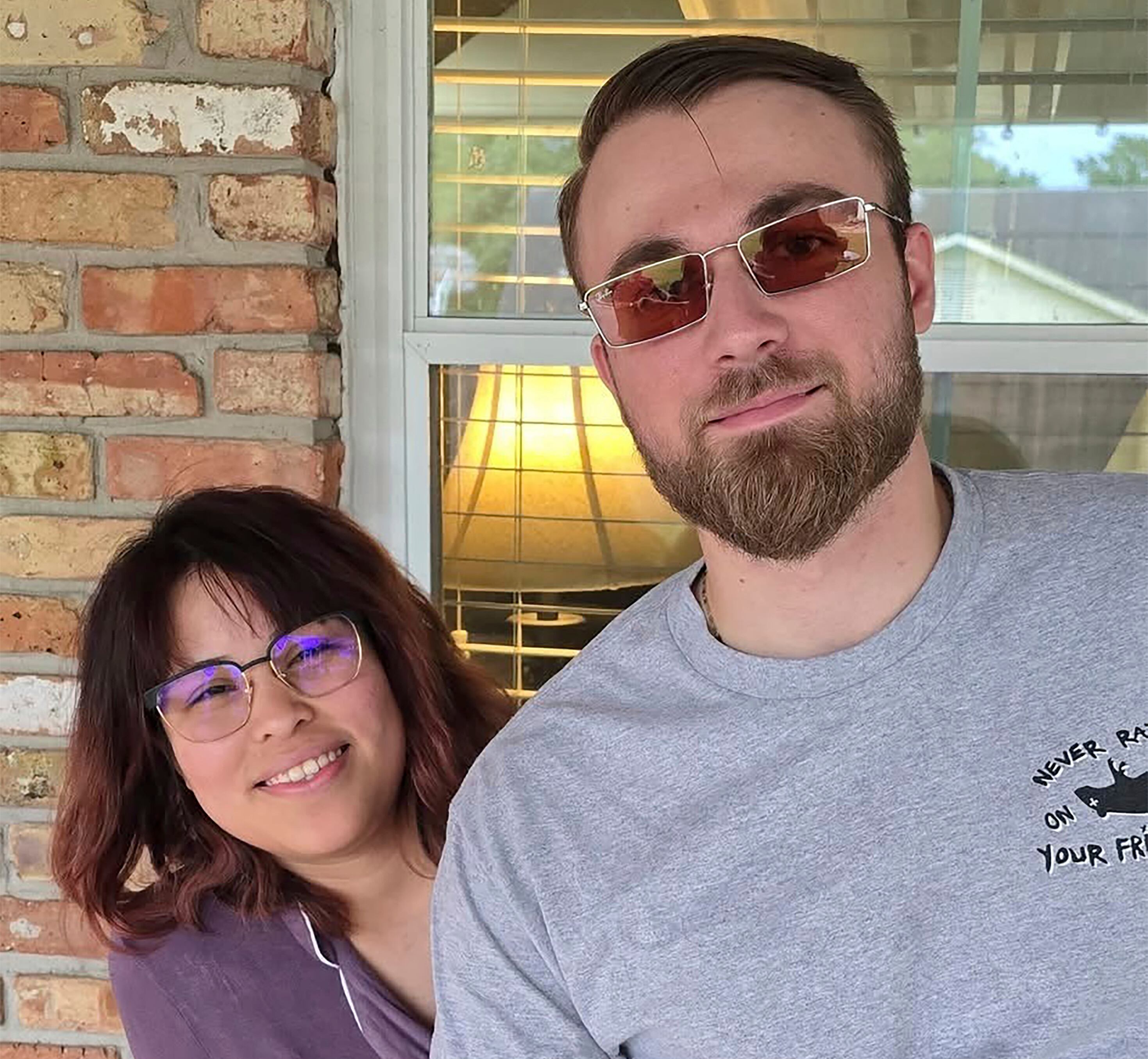 ARCHIVO - Adrian Clouatre se toma una selfie con su esposa, Paola, el 26 de mayo de 2024, en Baton Rouge, Luisiana. (Adrian Clouatre vía AP, Archivo)