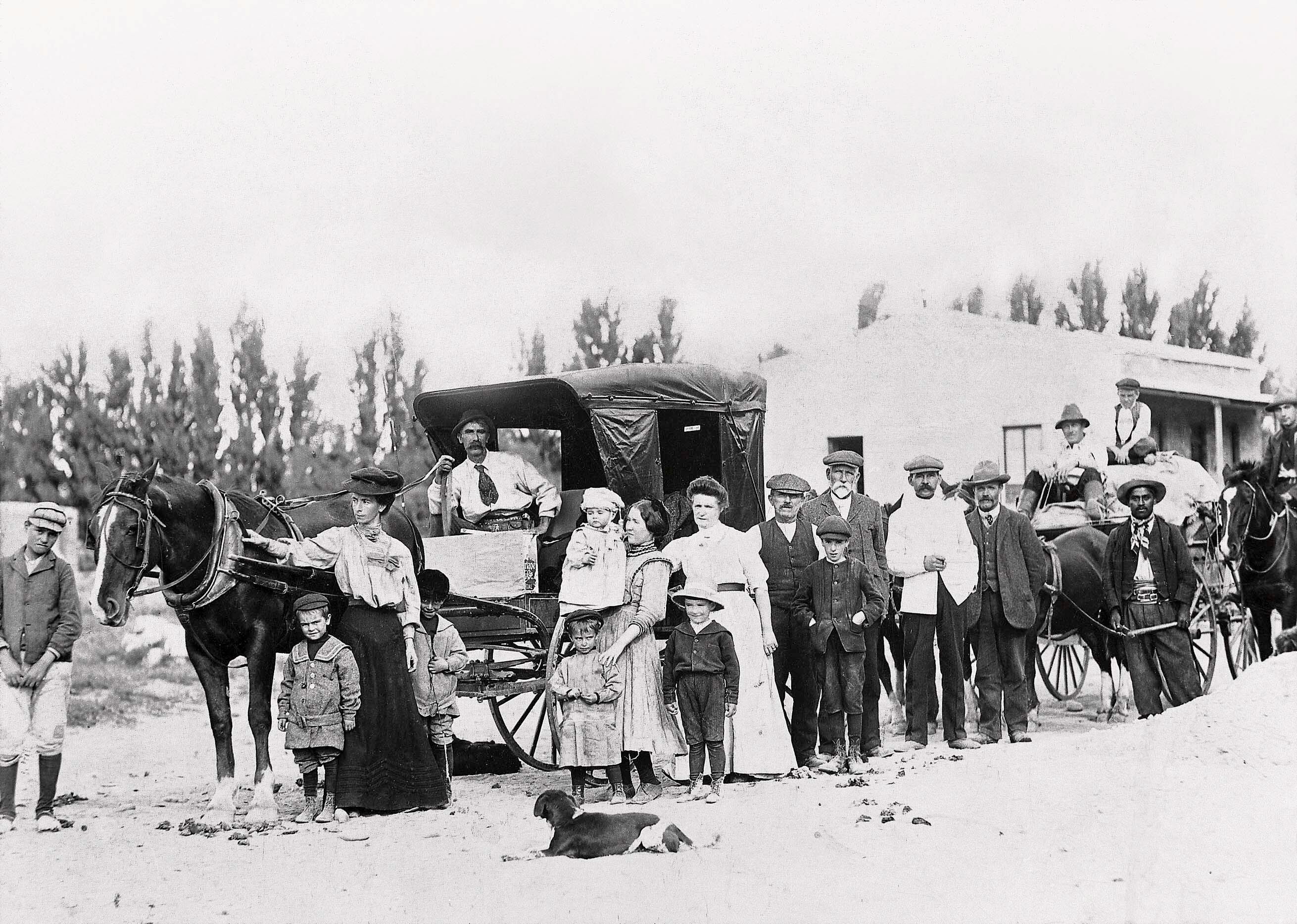 Familia de George Hammond en la chacra de Hugh S. Pugh antes de iniciar un viaje de regreso a la Colonia 16 de Octubre desde Gaiman