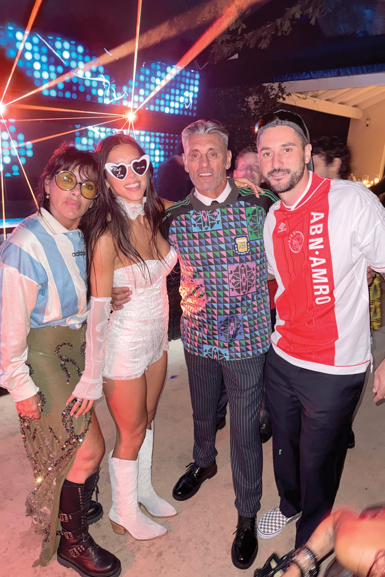 En pleno carnaval carioca, los novios posan con Sergio Goycochea (vestido con la camiseta que llevó el ex arquero en la semifinal con Italia del Mundial 90) y su mujer, Ana Laura Merlo