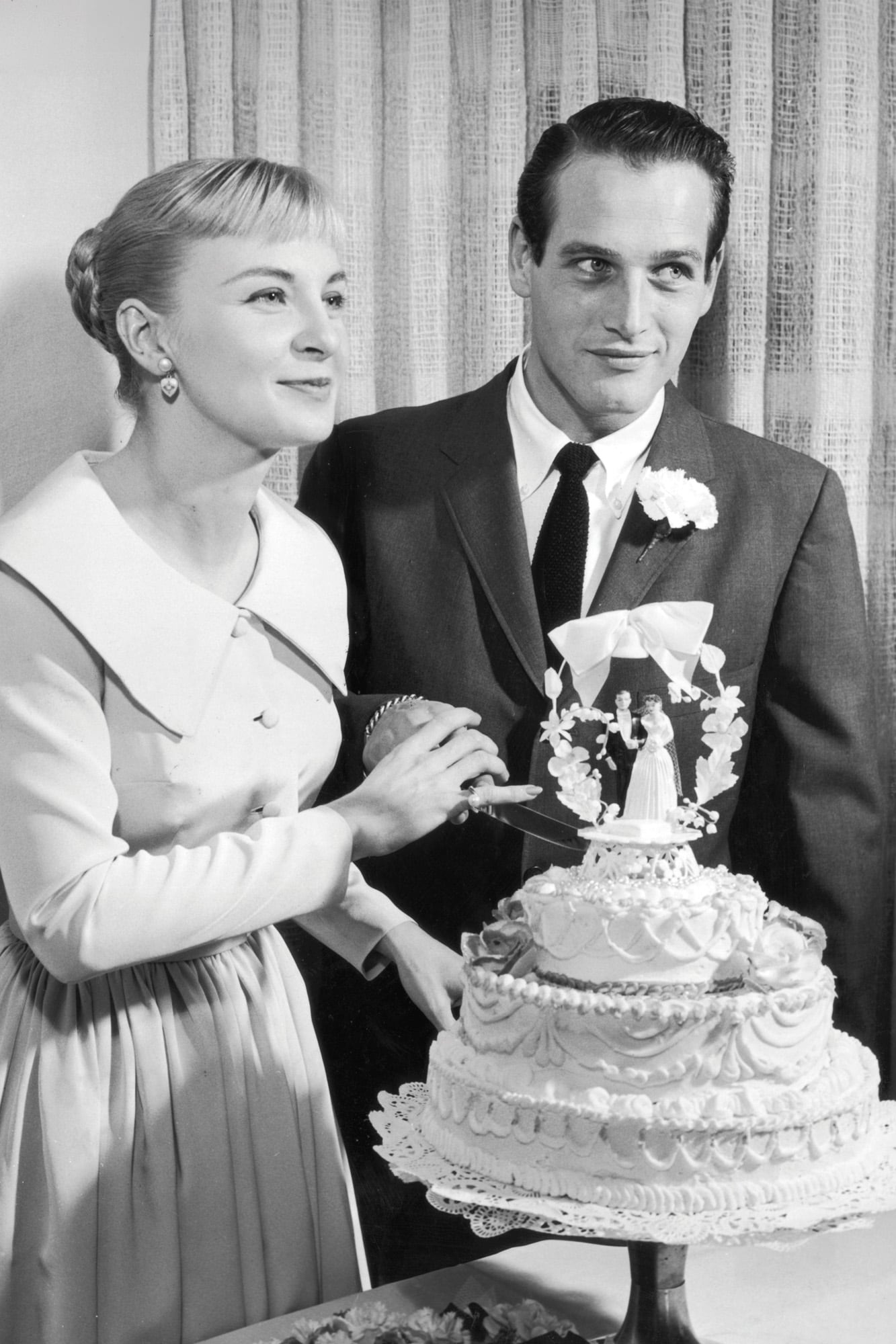 El momento de la torta durante su boda con Paul Newman, celebrada el 29 de enero de 1958 en Las Vegas. Estuvieron juntos cincuenta años, hasta la muerte de él, en 2008