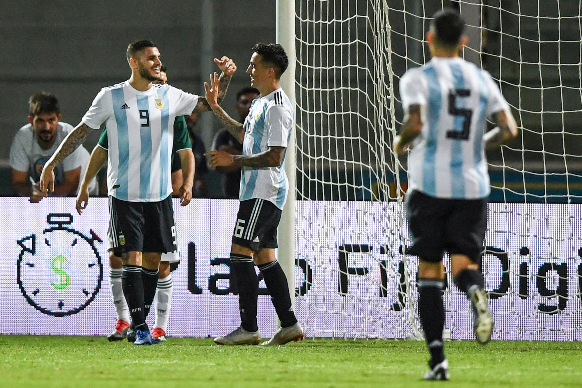 Mauro Icardi, Renzo Saravia y Leandro Paredes celebran el 2-0 ante México: formaban parte de la renovación de aquella selección