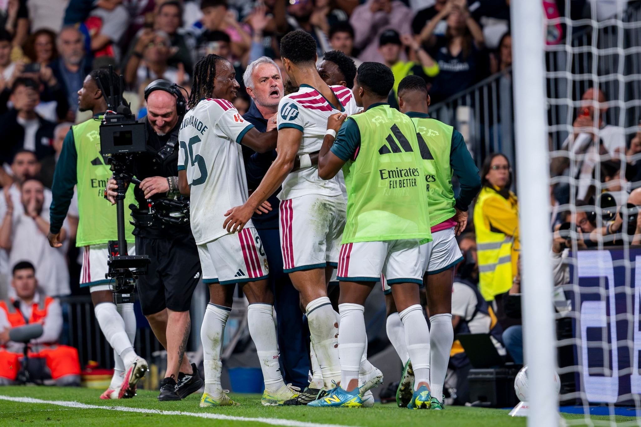 José Mourinho había ido a celebrar con los jugadores; luego, la frustración