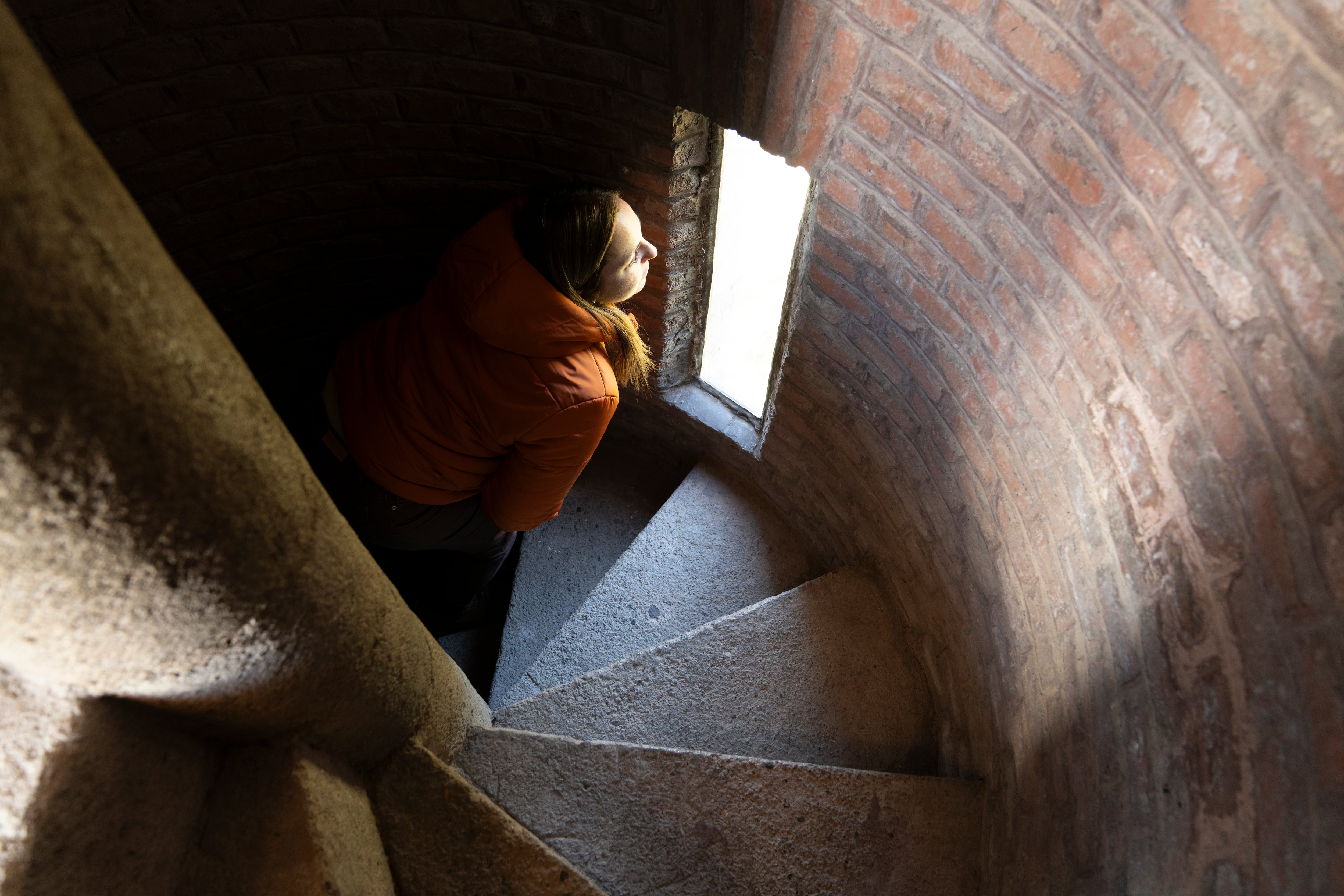 La estrecha escalera caracol en el corazón de la torre.