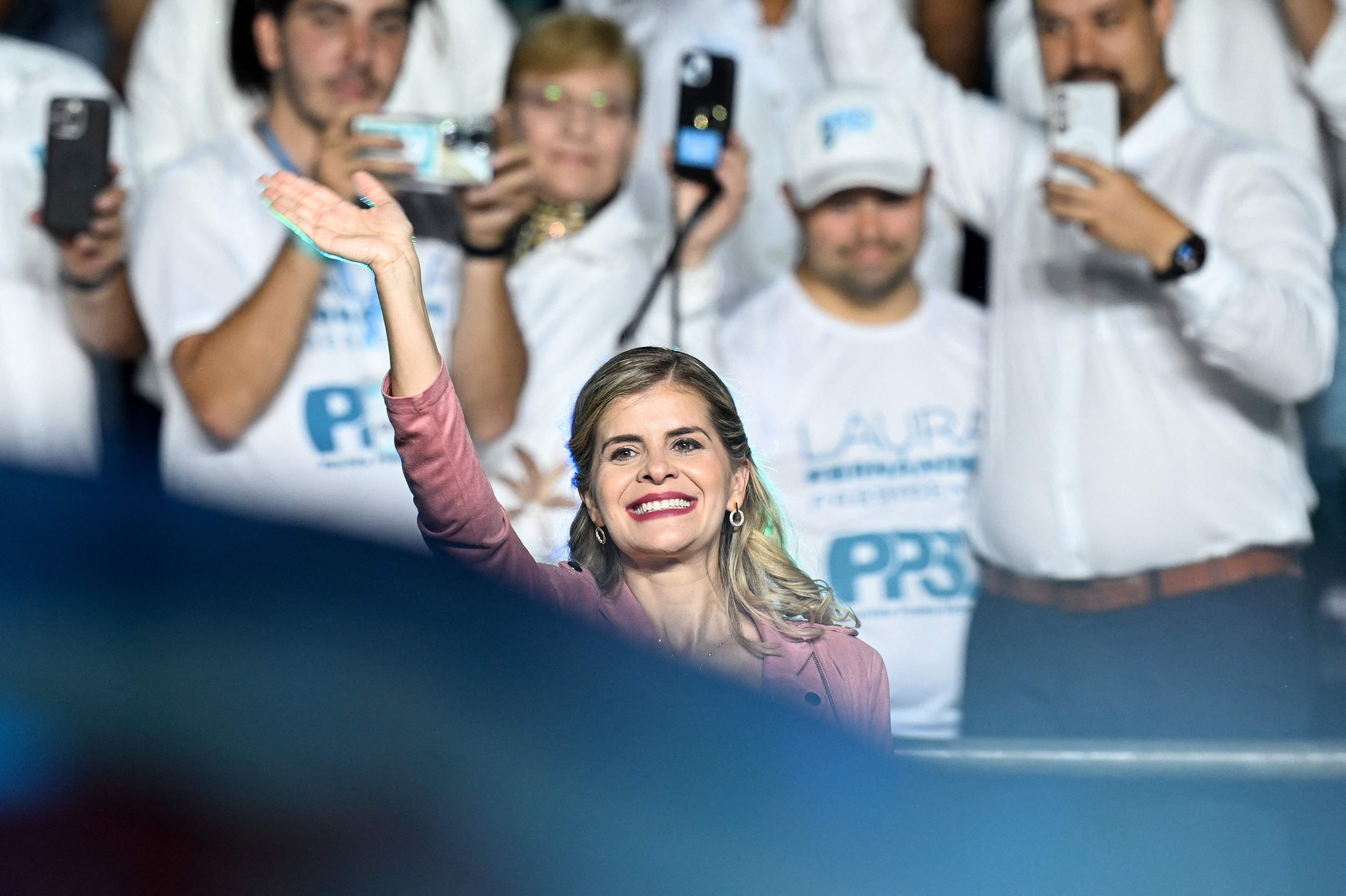 La candidata oficialista Laura Fernández saluda a los suyos en el cierre de campaña en San José
