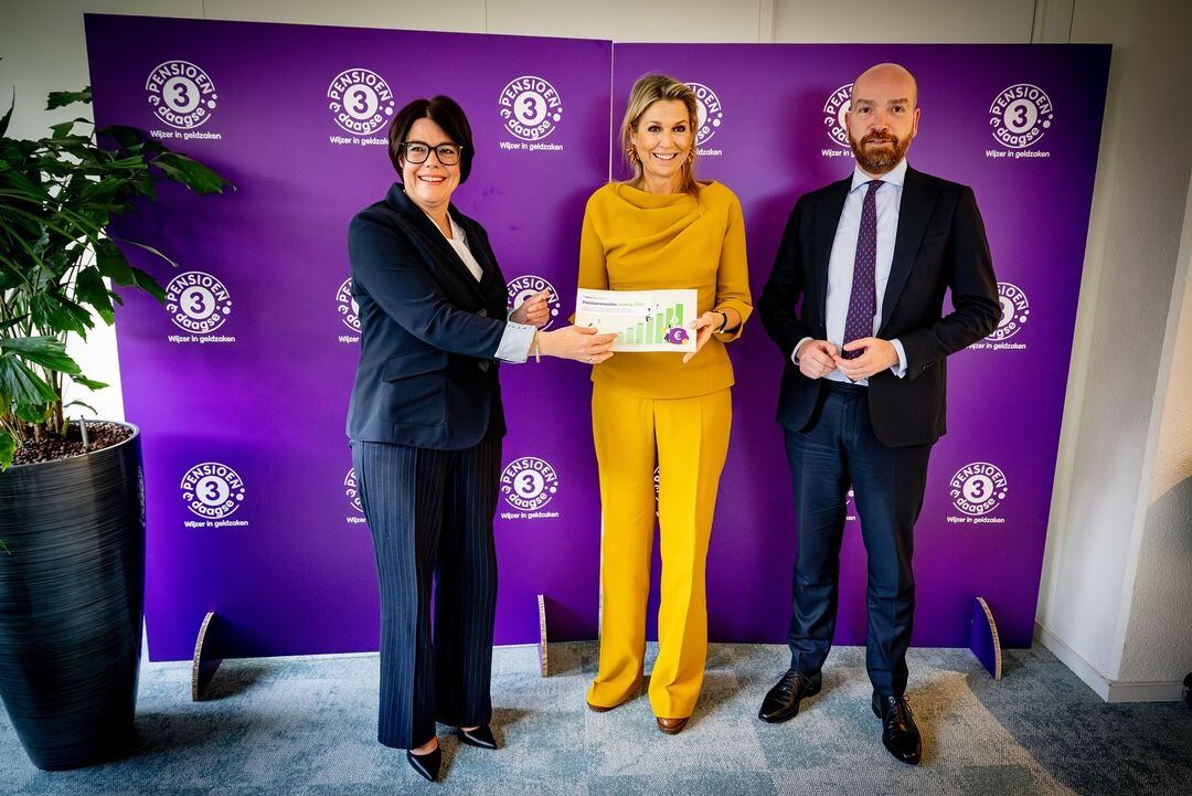 El miércoles, la reina se lució con un look monocromático color mostaza de blusa y pantalones de Natan Couture (Foto: Instagram @koninklijkhuis)