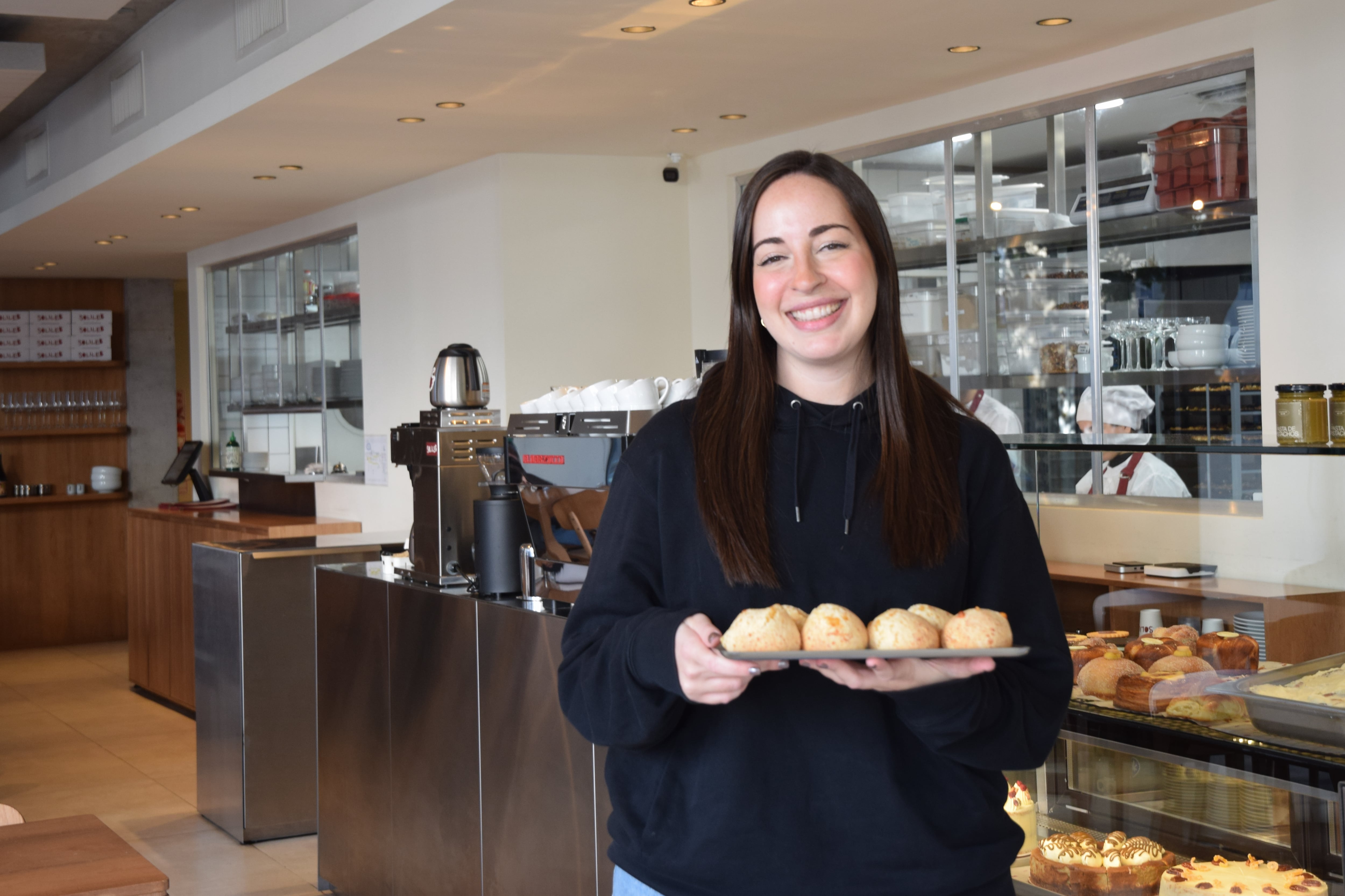Mel Belilos sostiene una bandeja de chipás recién horneados