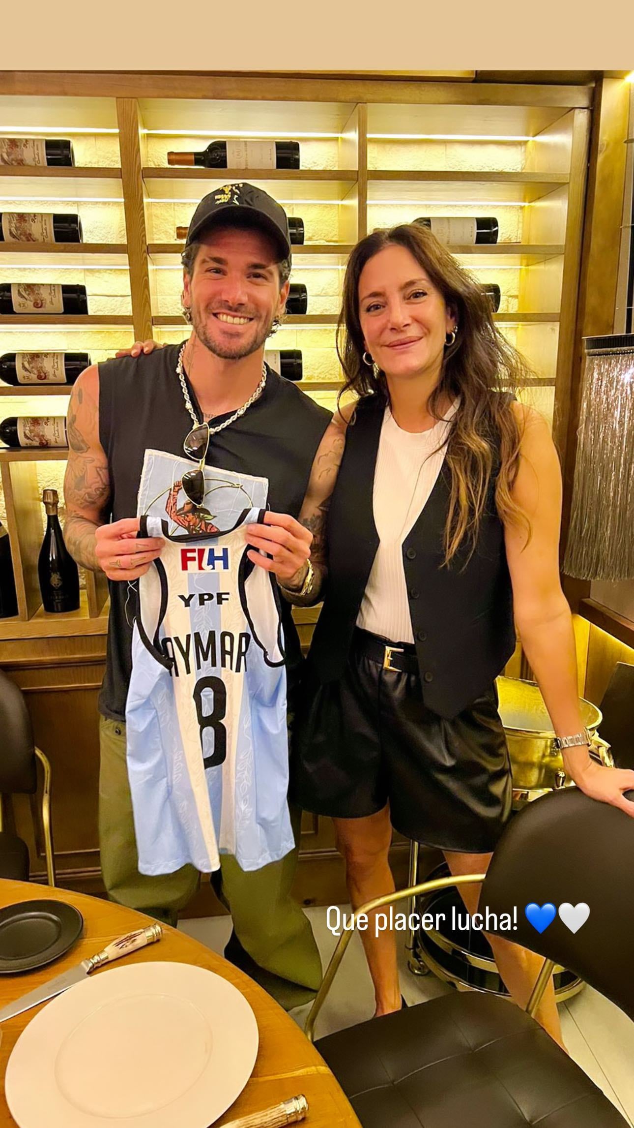 Luciana Aymar le entregó una camiseta firmada a Rodrigo de Paul en Madrid