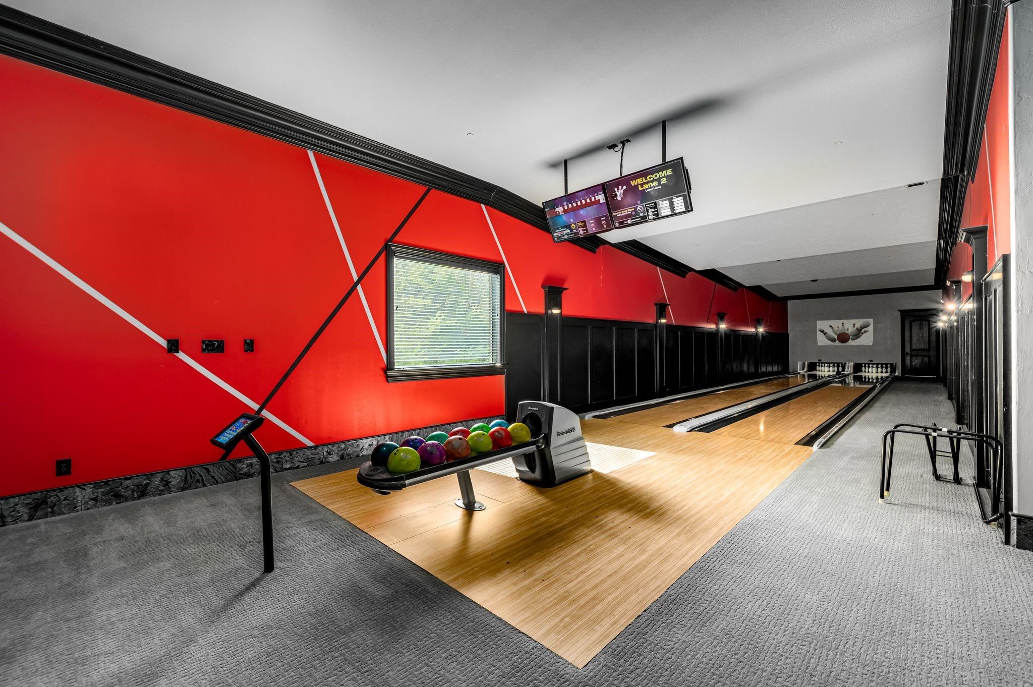 La mansión de James Prince tiene una sala de bolos (theagencyrockwall)