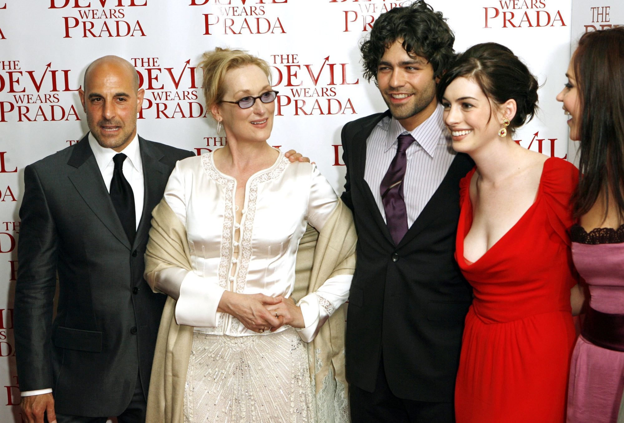Stanley Tucci, Meryl Streep, Adrian Grenier, Anne Hathaway y Emily Blunt posan juntos en la alfombra roja del estreno de la primera película, en 2006