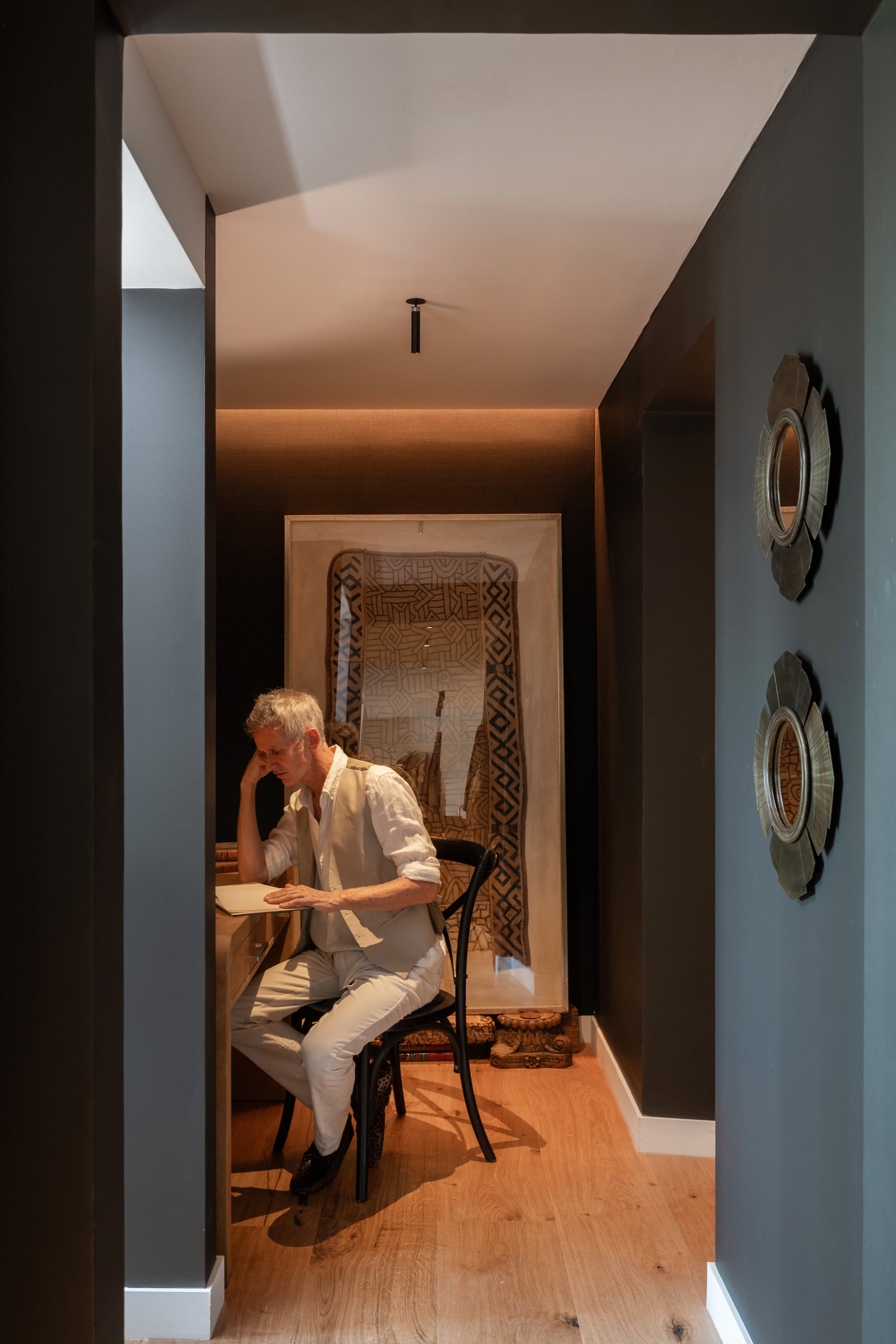 Aprovechando cada espacio, Sandy armó un pequeño escritorio en la parte final del pasillo que conecta el sector social con el dormitorio principal.