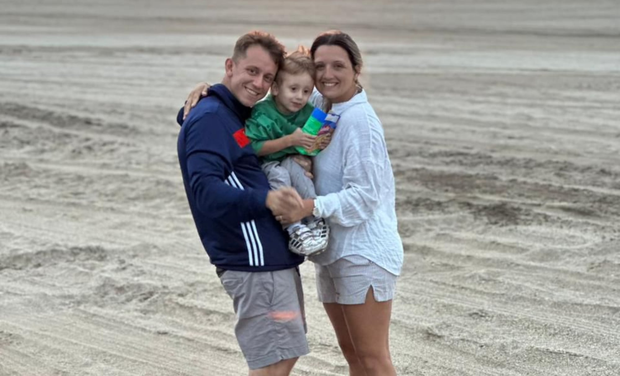 Junto a su pareja y su hijo.