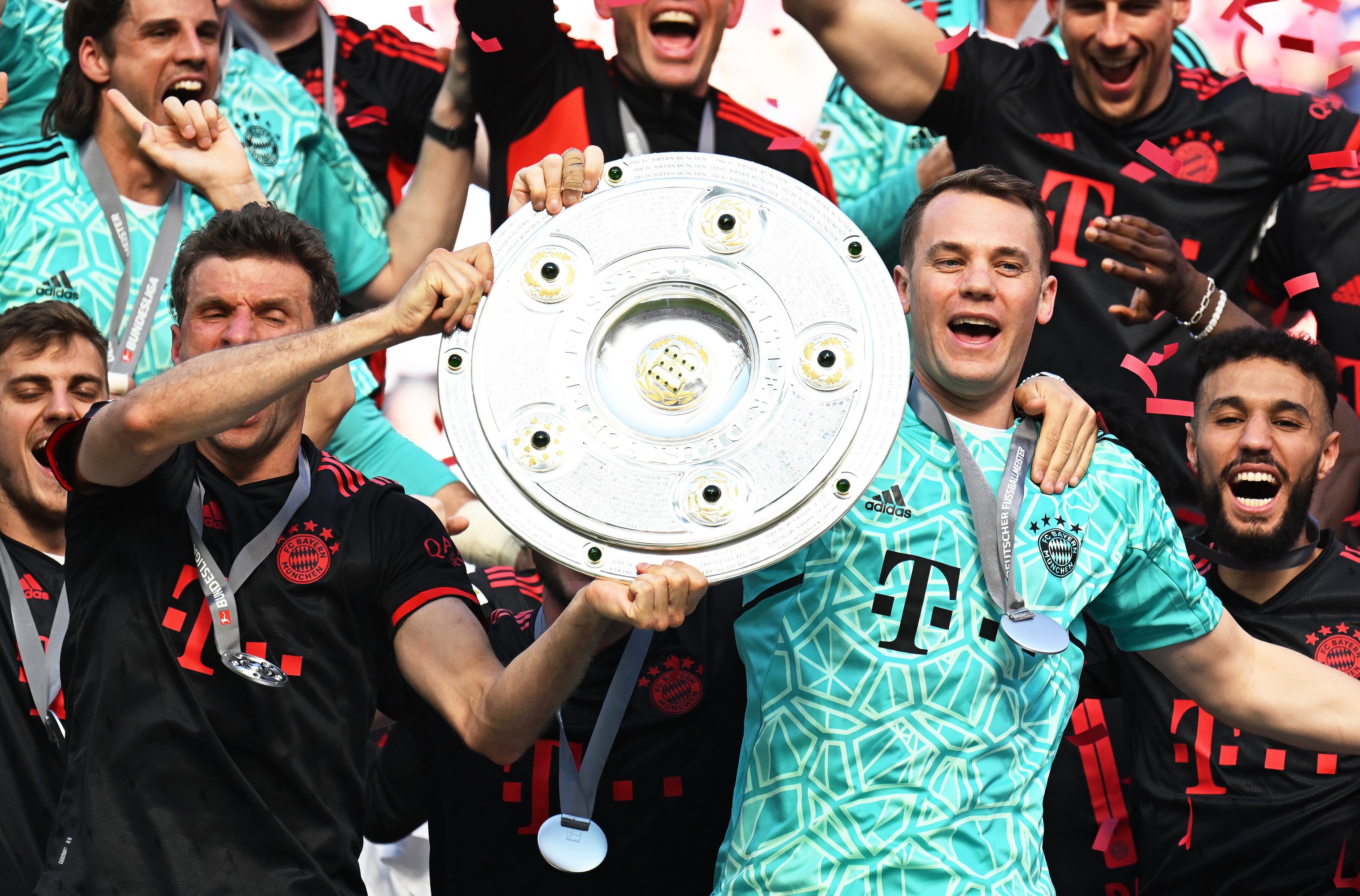 Manuel Neuer festeja con Thomas Mueller la Championship Trophy