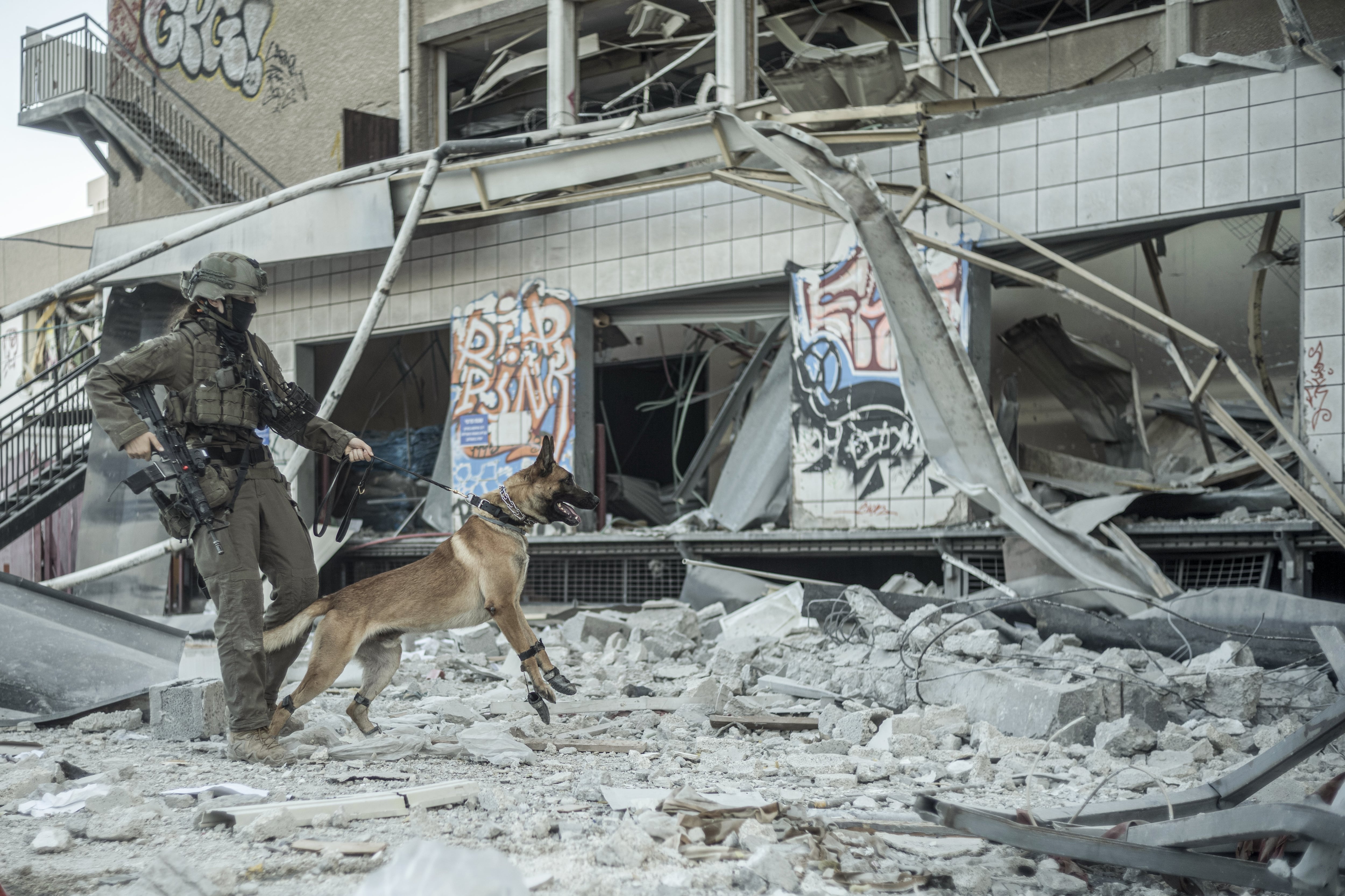 Personal de emergencia israelí trabaja en el lugar de un edificio dañado en Haifa tras un ataque con misiles iraníes, en medio de la creciente escalada de tensiones entre Israel e Irán.