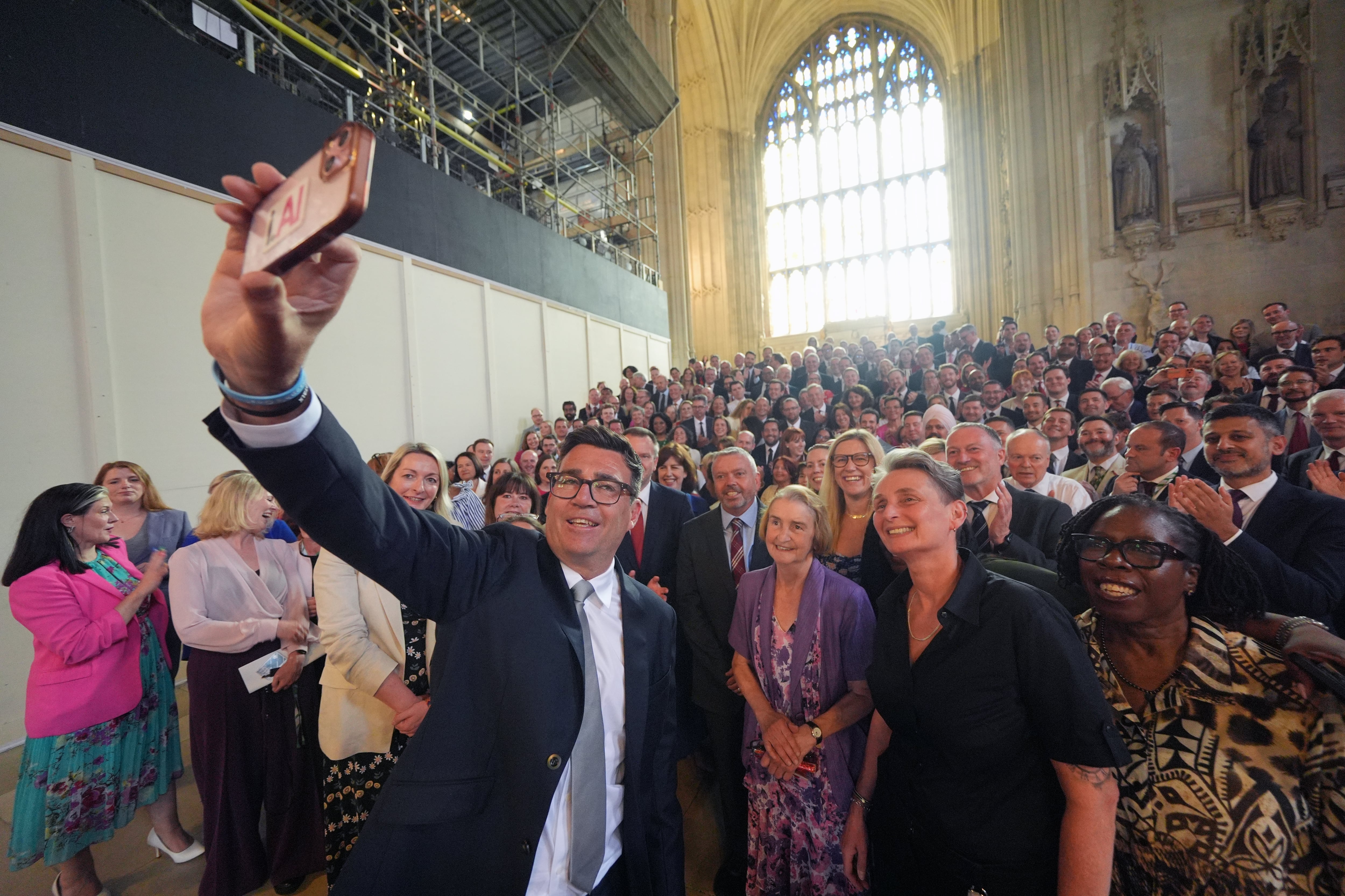 Andy Burnham posa para una foto con colegas del Partido Laborista en el Parlamento (Archivo)