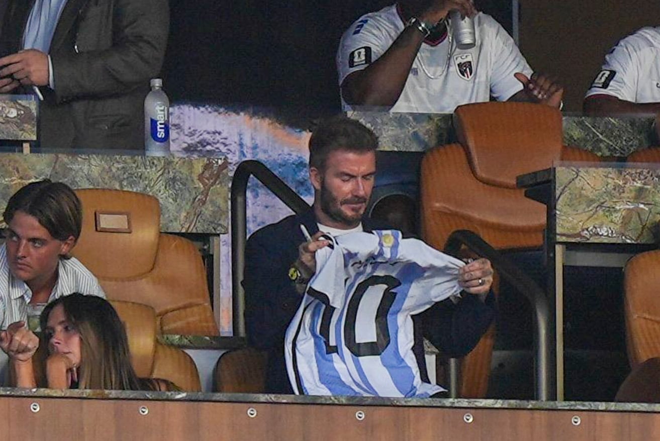 Messi, frente a Inglaterra: los millones que le ofrecieron y cuando casi se lo llevan de adolescente 5 David Beckham, un símbolo de la selección inglesa y hoy accionista de Inter Miami, con la camiseta de Messi