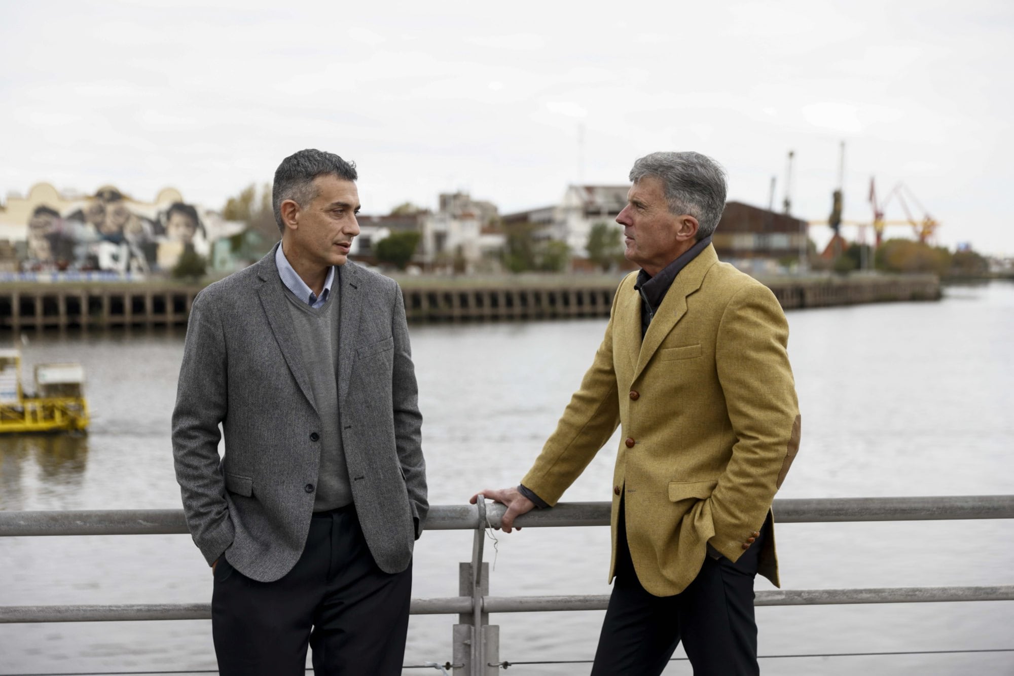 Martín Scotto, presidente de la Fundación Museo Histórico de la Boca y primer ministro de la Tercera República de la Boca dialoga con Pablo Abbatángelo, vicepresidente de la Fundación y presidente de la Tercera República con el Riachuelo de fondo