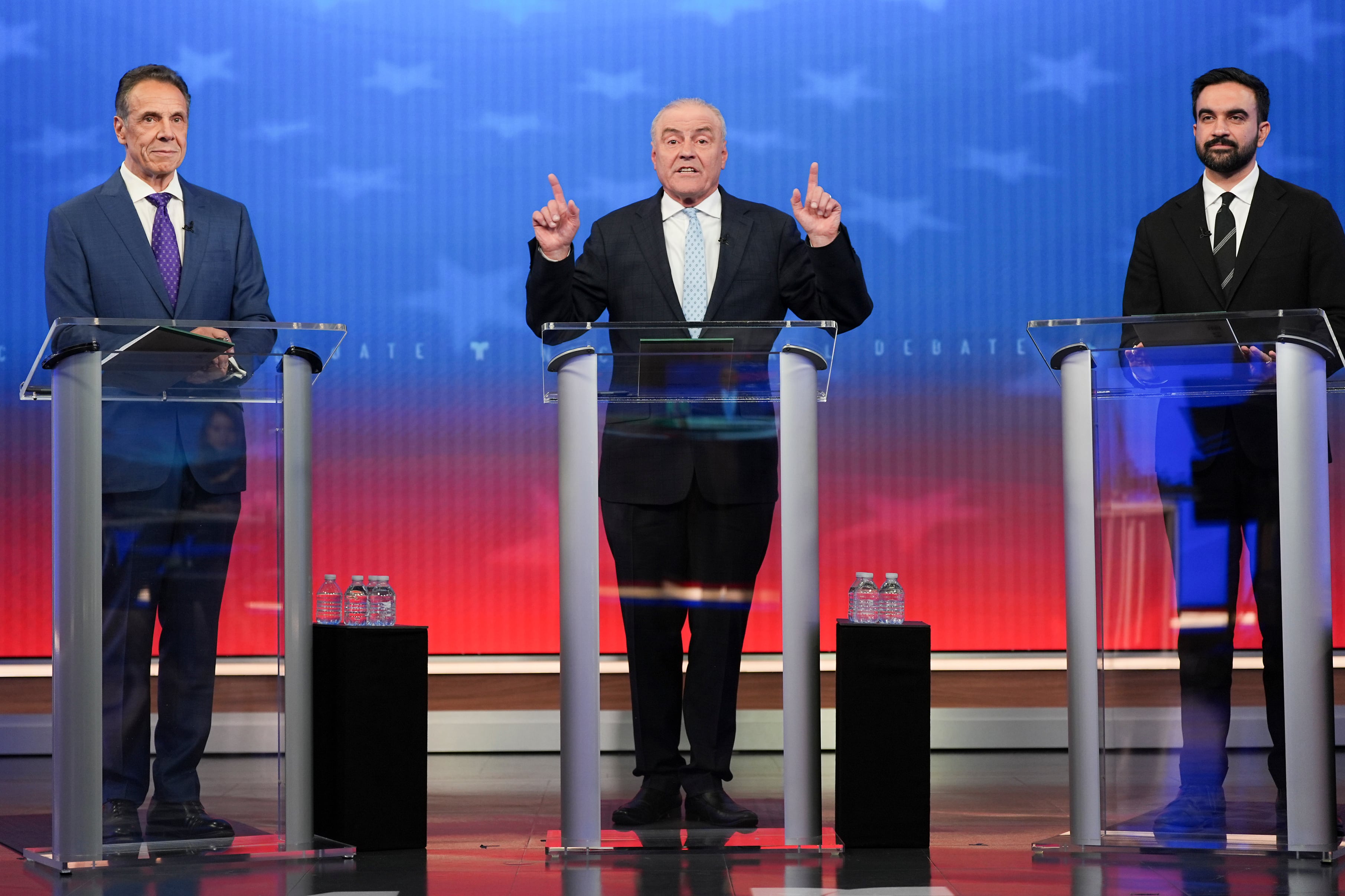 De izquierda a derecha: Andrew Cuomo, Curtis Sliwa y Zohran Mamdani en un debate previo (AP foto/Angelina Katsanis, Pool)
