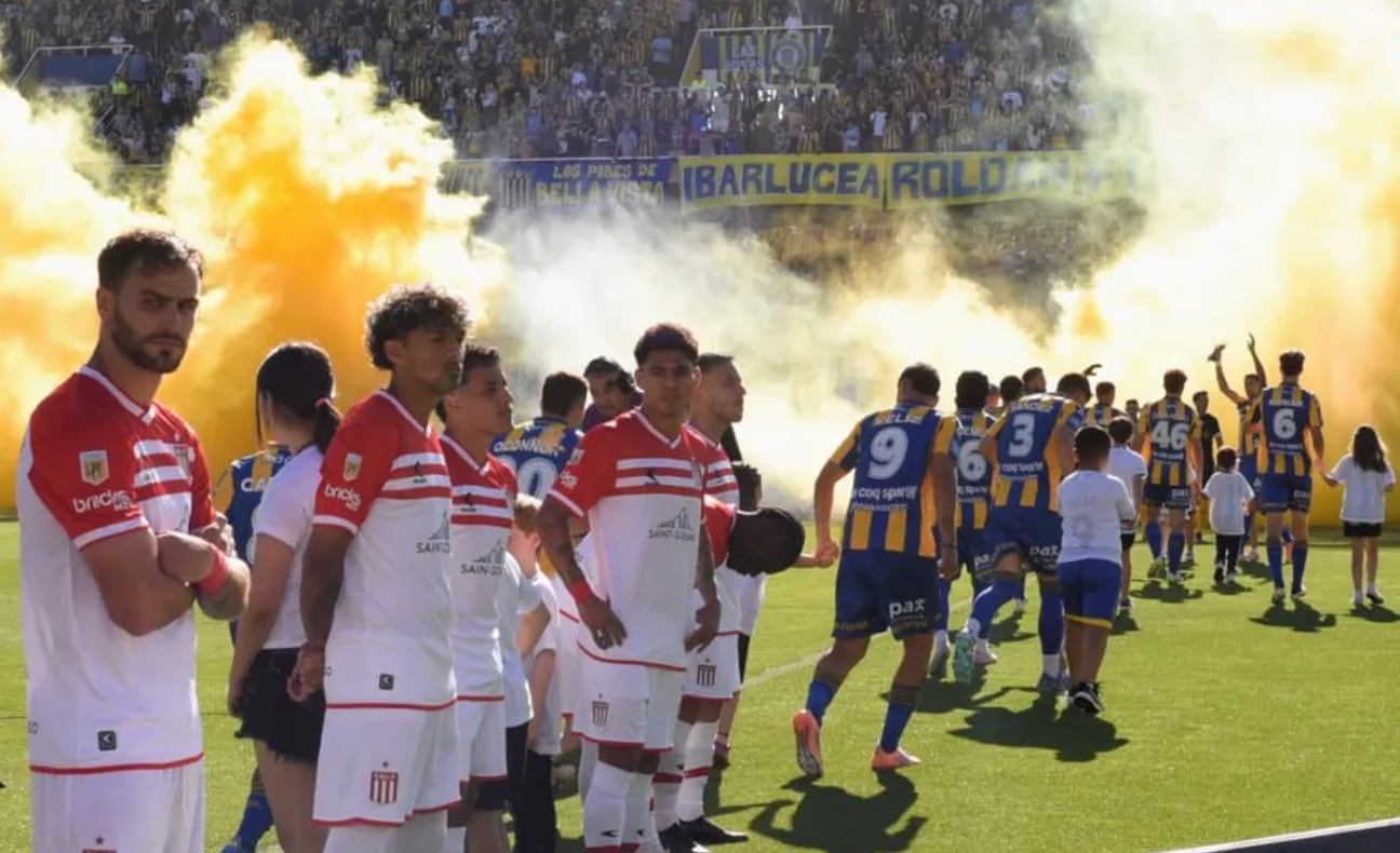 Estudiantes le dio la espalda a Rosario Central, en una imagen que recorrió el mundo