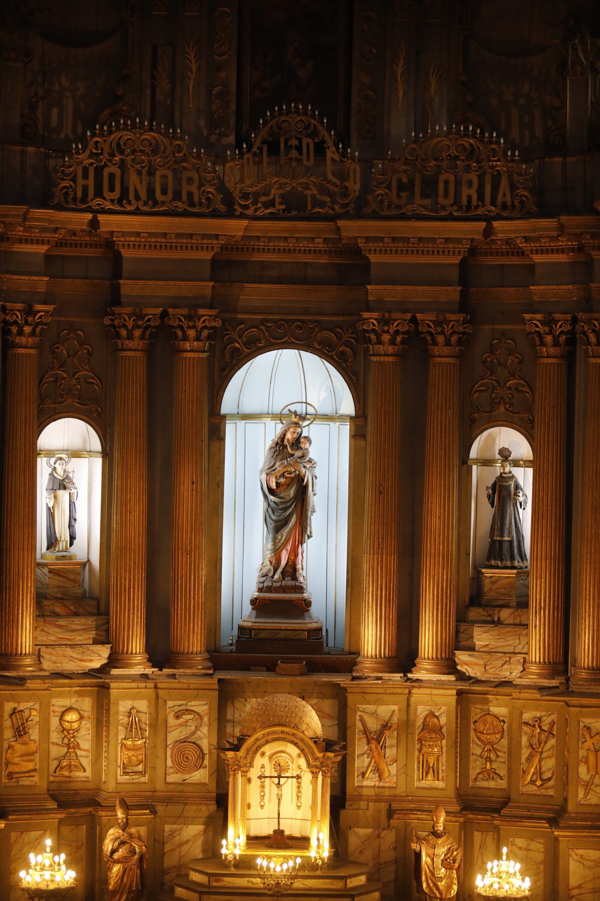 El altar principal de la iglesia se puede ver la figura de Nuestra Señora de Belén, que data de 1913; San Juan de Dios, patrón de los enfermos, y San Pedro Telmo, con su vela y su barco