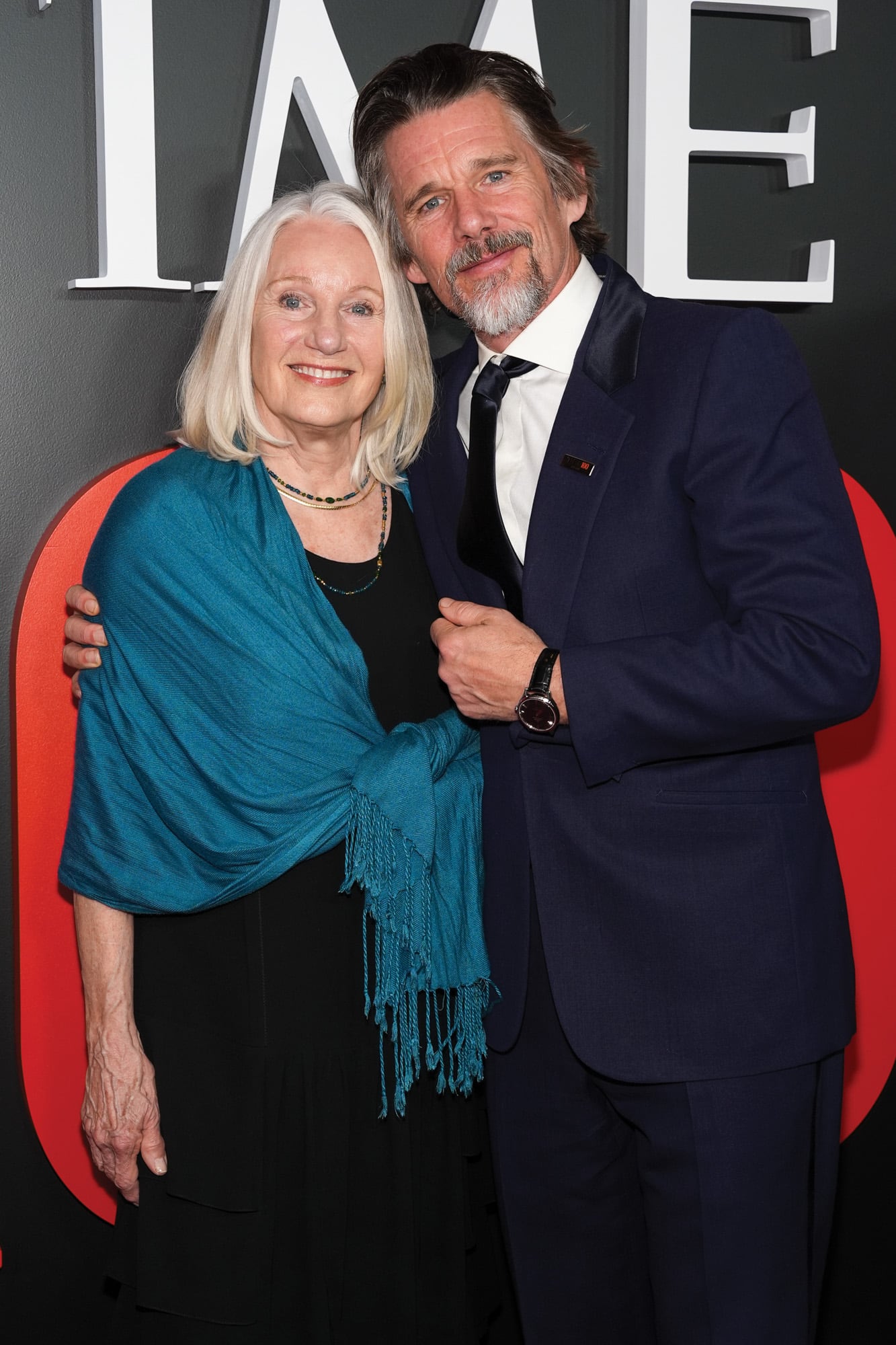 Ethan y su madre, Leslie Carole Green, posan sonrientes