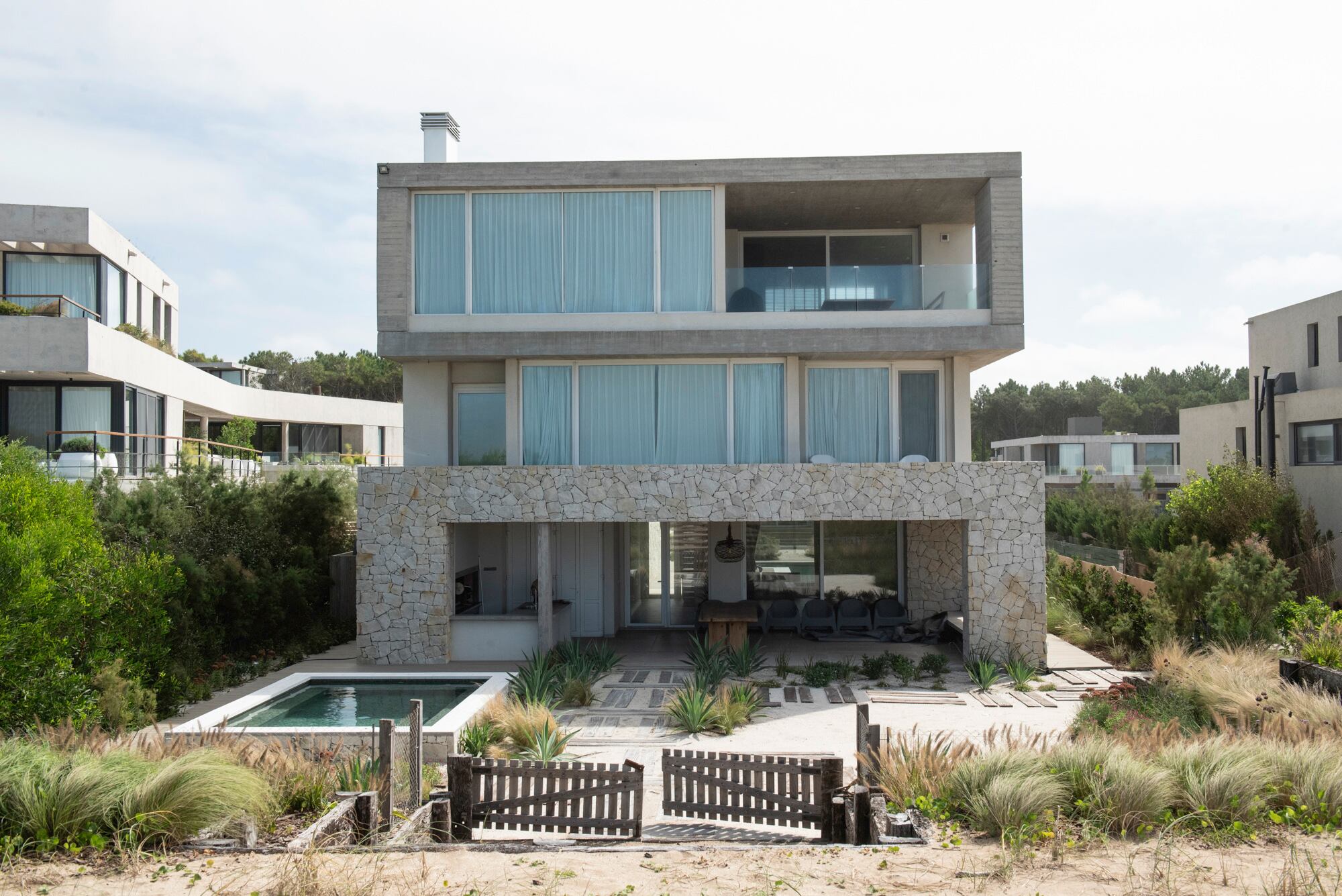 Tres grandes terrazas con gramíneas protegen la plantación del jardín frente al mar de los vientos salinos