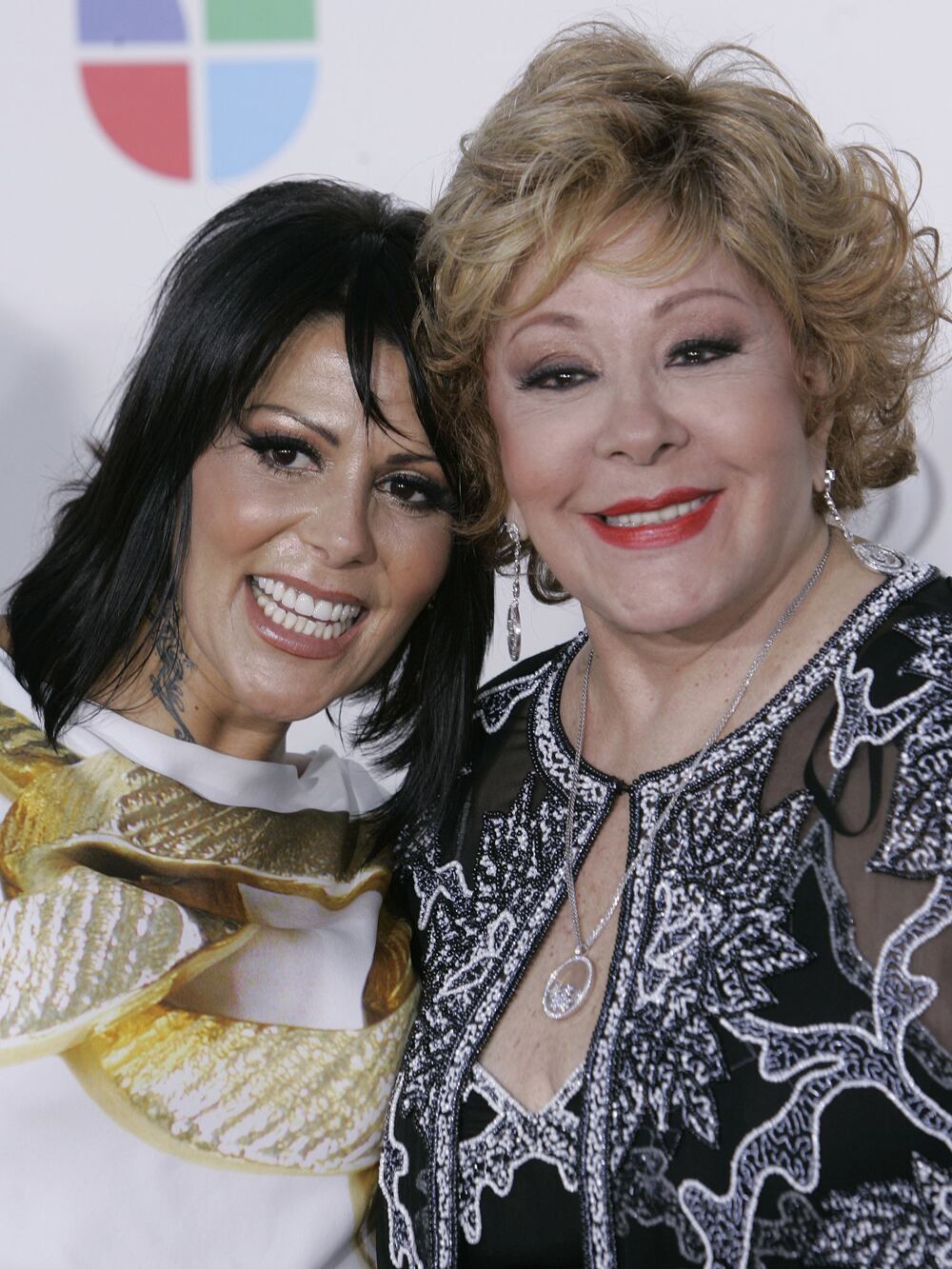 Alejandra Guzmán y su madre Silvia Pinal posan en la alfombra roja antes de la entrega del Premio Lo Nuestro de 2009
