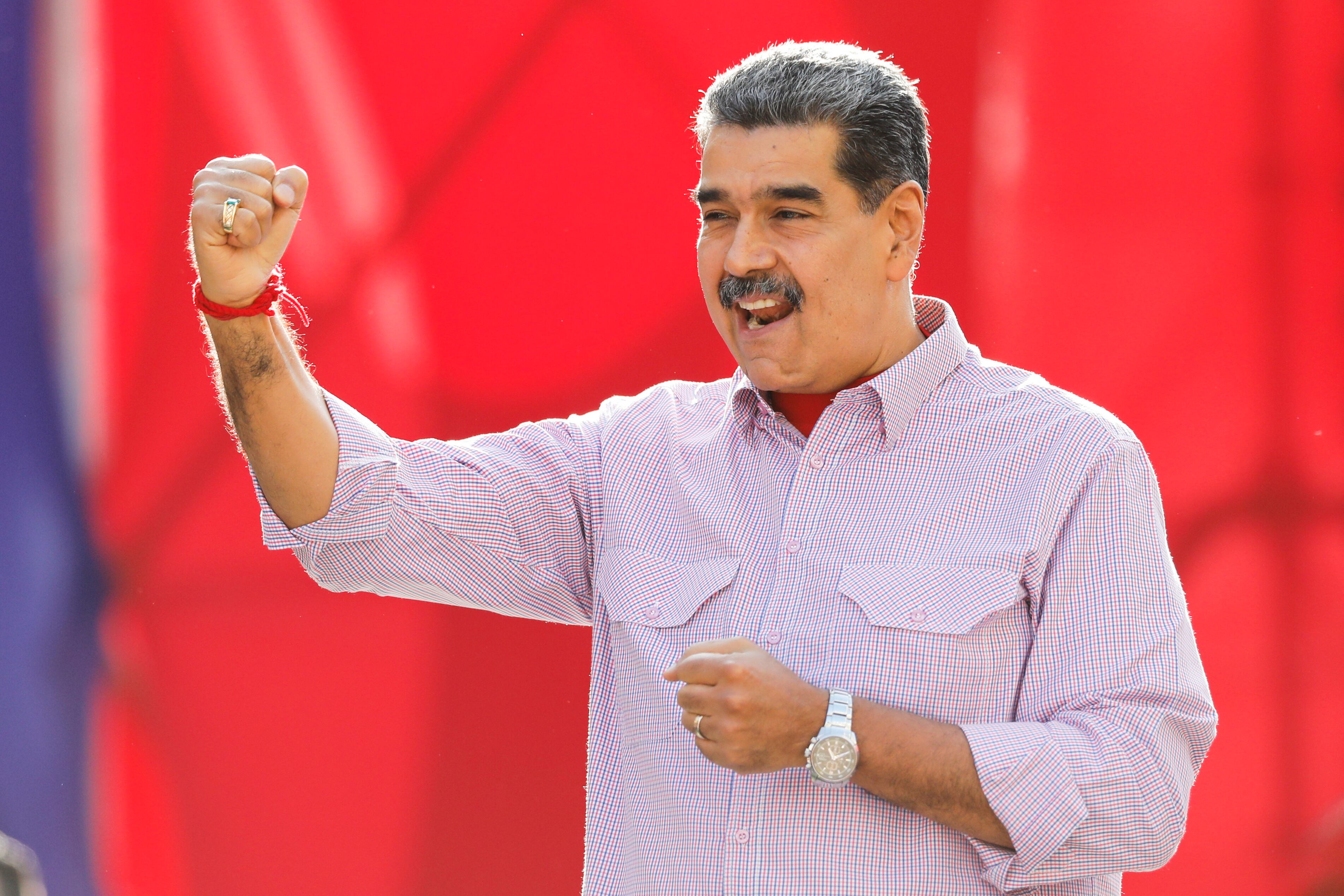 El presidente Nicolás Maduro habla ante sus simpatizantes durante un mitin el jueves 27 de febrero de 2025, en Caracas, Venezuela; algunos funcionarios de Trump esperan que el presidente venezolano corra una suerte similar