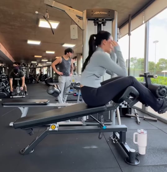Oriana trabajó su núcleo realizando abdominales en un banco declinado (Foto: Instagram/@orianasabatini)