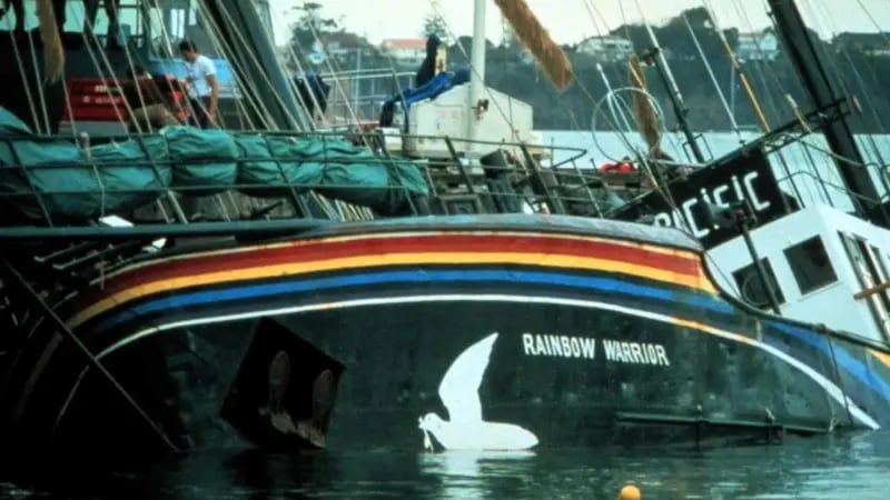 En la mañana del 12 de julio de 1985, el Rainbow Warrior de Greenpeace yacía medio hundido en el puerto de Auckland, y nadie se explicaba qué había pasado