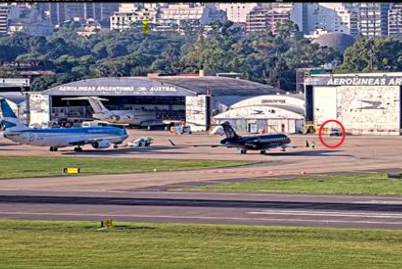 La llegada del avión y la camioneta asignada a recibirlo