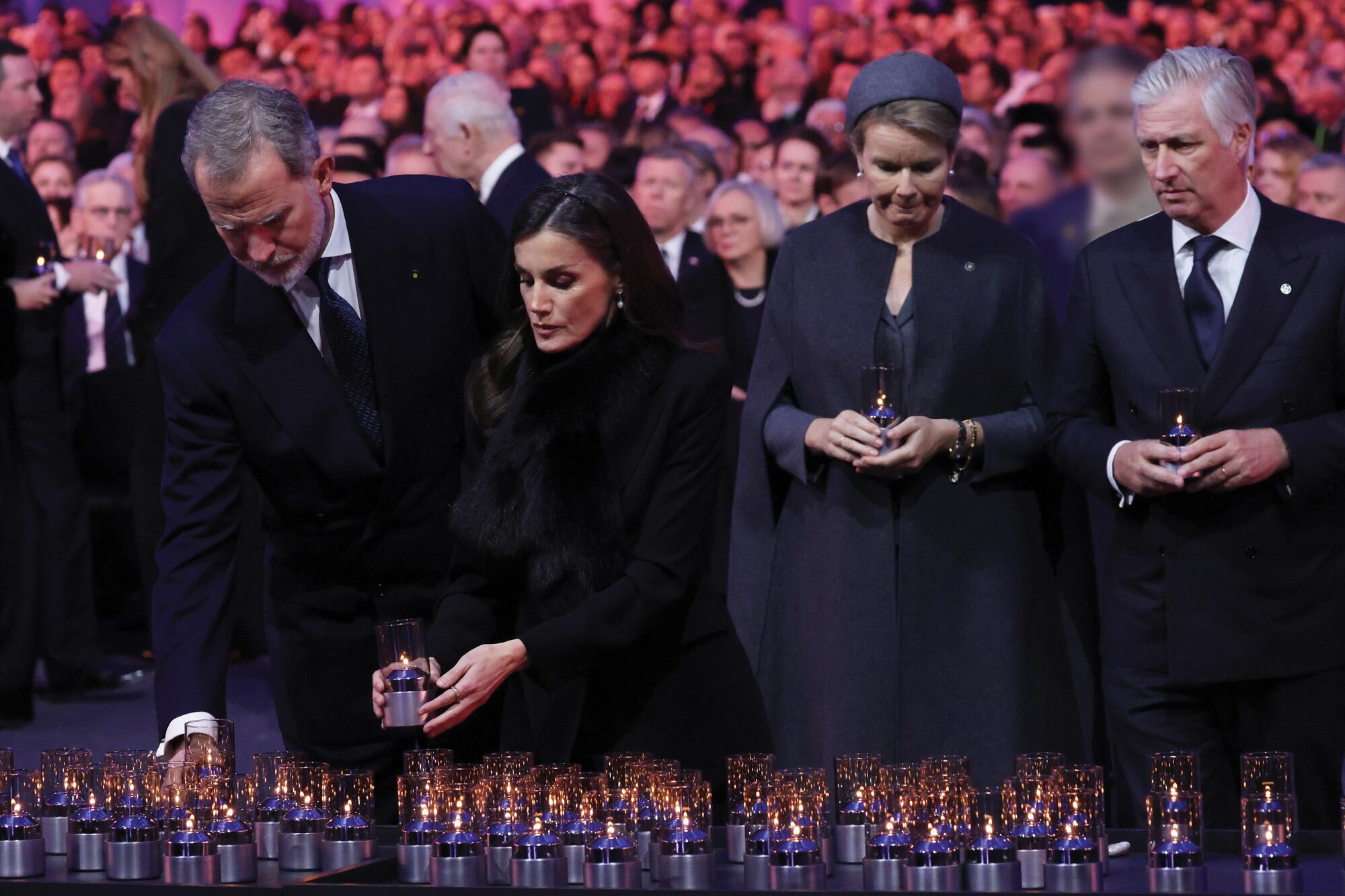 Tras rezar una antiquísima oración judía, los monarcas prendieron velas en el Muro de la Muerte. En la imagen, los reyes Felipe y Letizia de España, con un conjunto de pantalón y capa con piel en el cuello. Con ellos, Felipe y Matilde de Bélgica, quien optó por un equipo gris oscuro de Natan; en la cabeza, un tocado diadema.