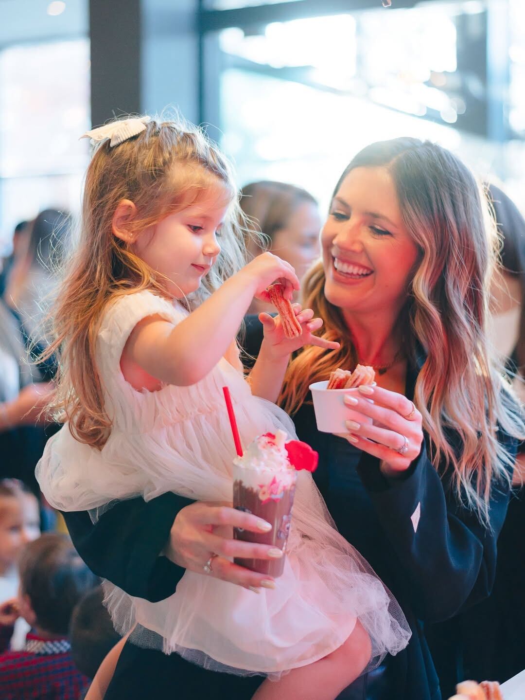 Entre las opciones dulces, hubo chocolates calientes con crema y churros (Foto: Instagram @stephaniedemner)