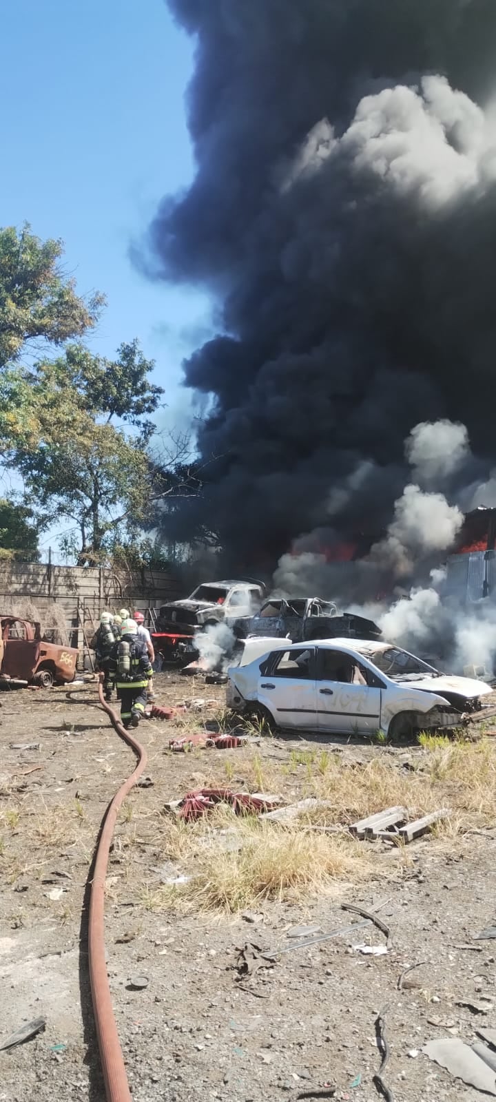 Bomberos trabajan en la zona del incendio en un depósito de la PFA.