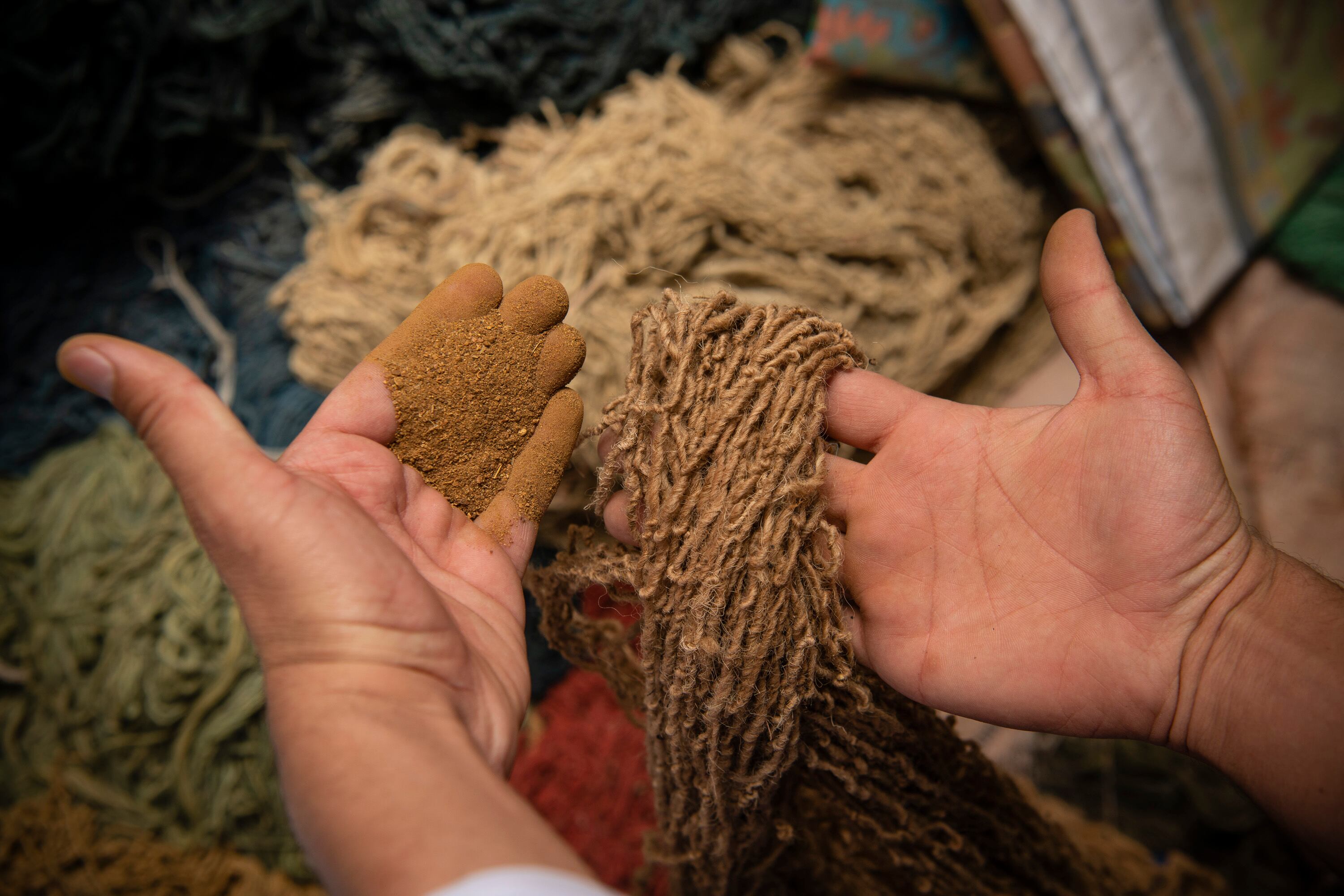 Del hilado al diseño, las alfombras recrean la tierra y el paisaje afganos