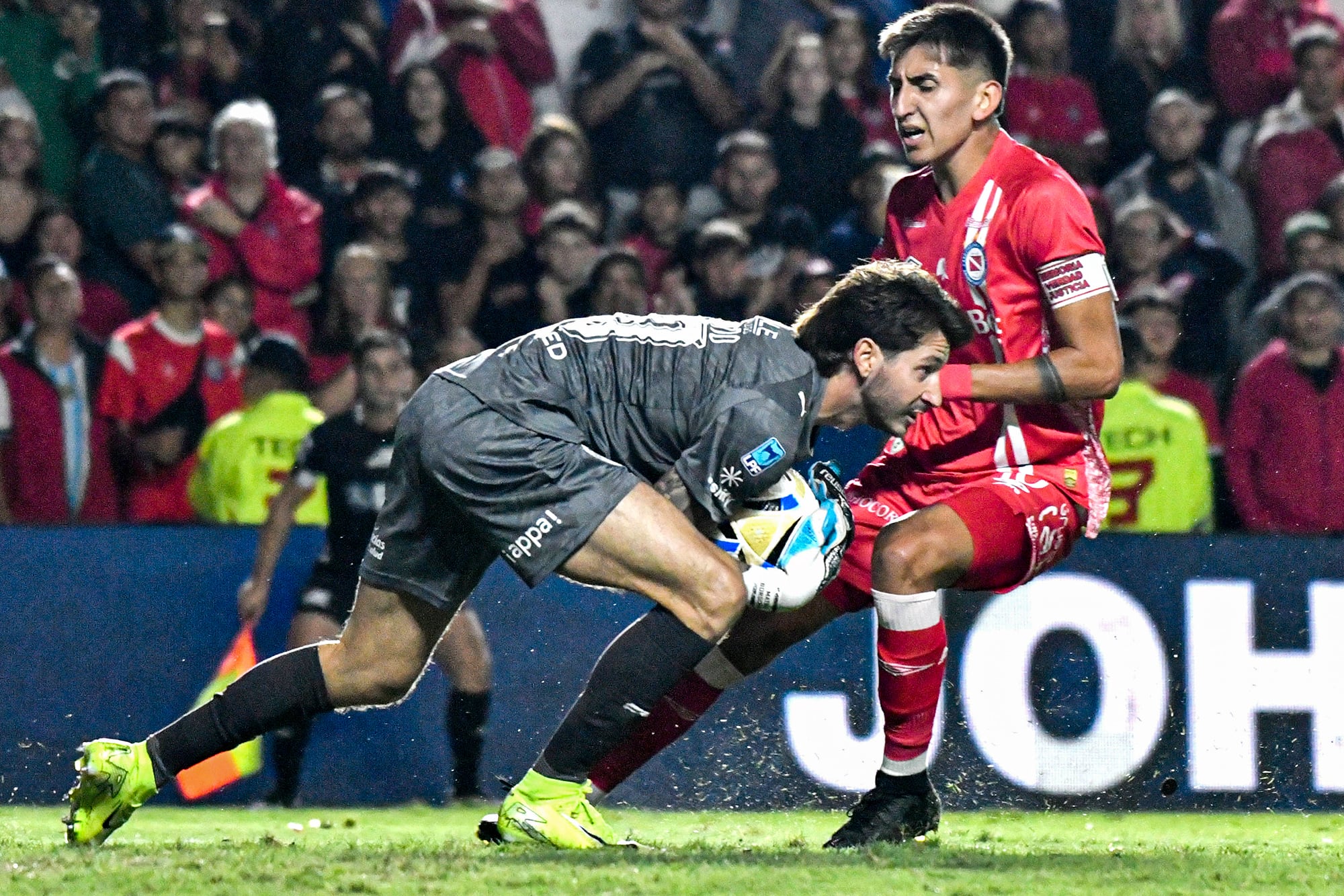 Borgogno contiene ante la arremetida de Pipa Lescano
Foto: FOTOBAIRES
Fecha 12 Torneo Apertura Liga Profesional.